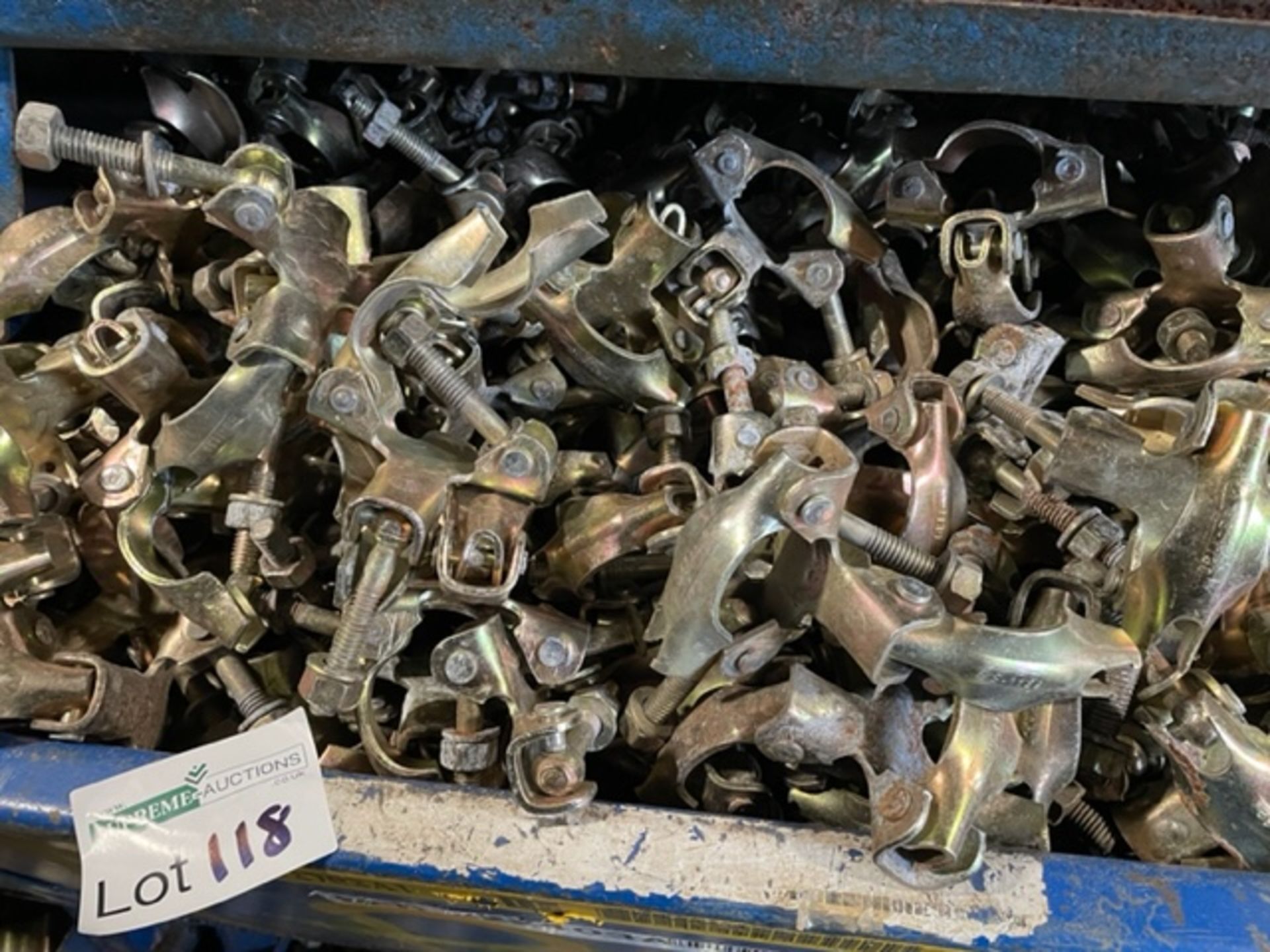 100 DOUBLE USED SCAFFOLD FITTINGS USED ONCE