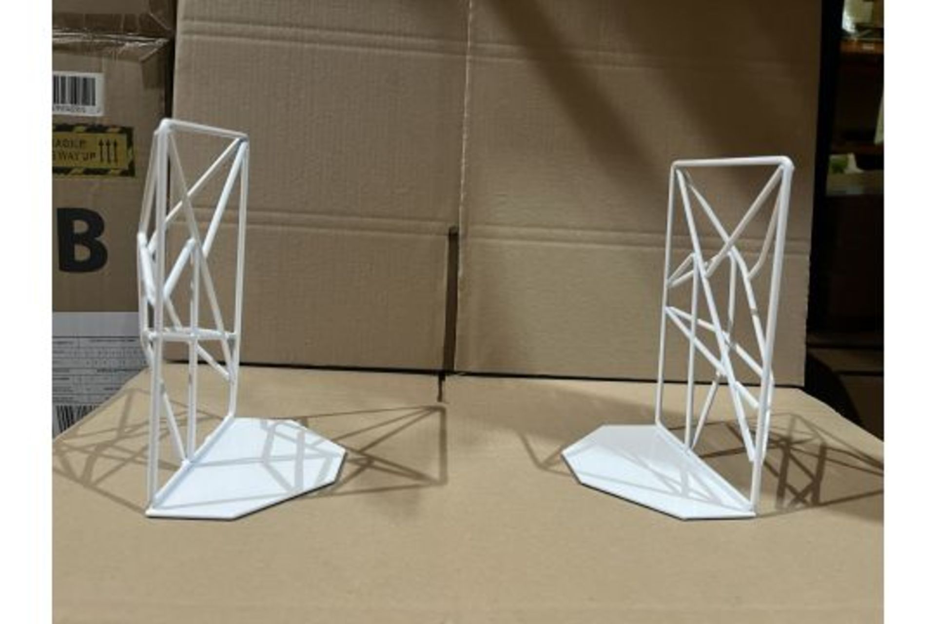 40 X BRAND NEW WHITE GEOMETRIC BOOK ENDS R9