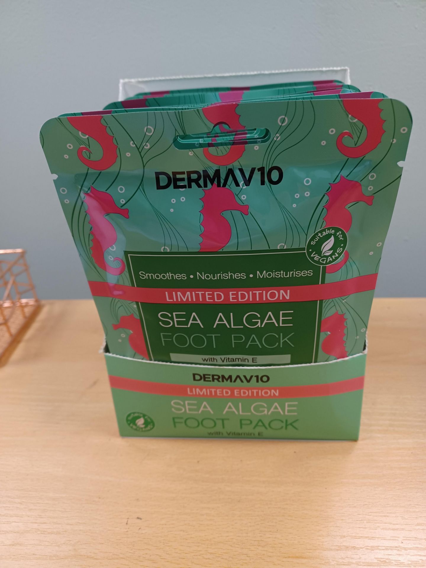 144 X NEW PACKAGED DERMAV10 LIMITED EDITION SEA ALGAE FOOT PACK. WITH VITAMIN E. SOOTHE AND SOFTEN