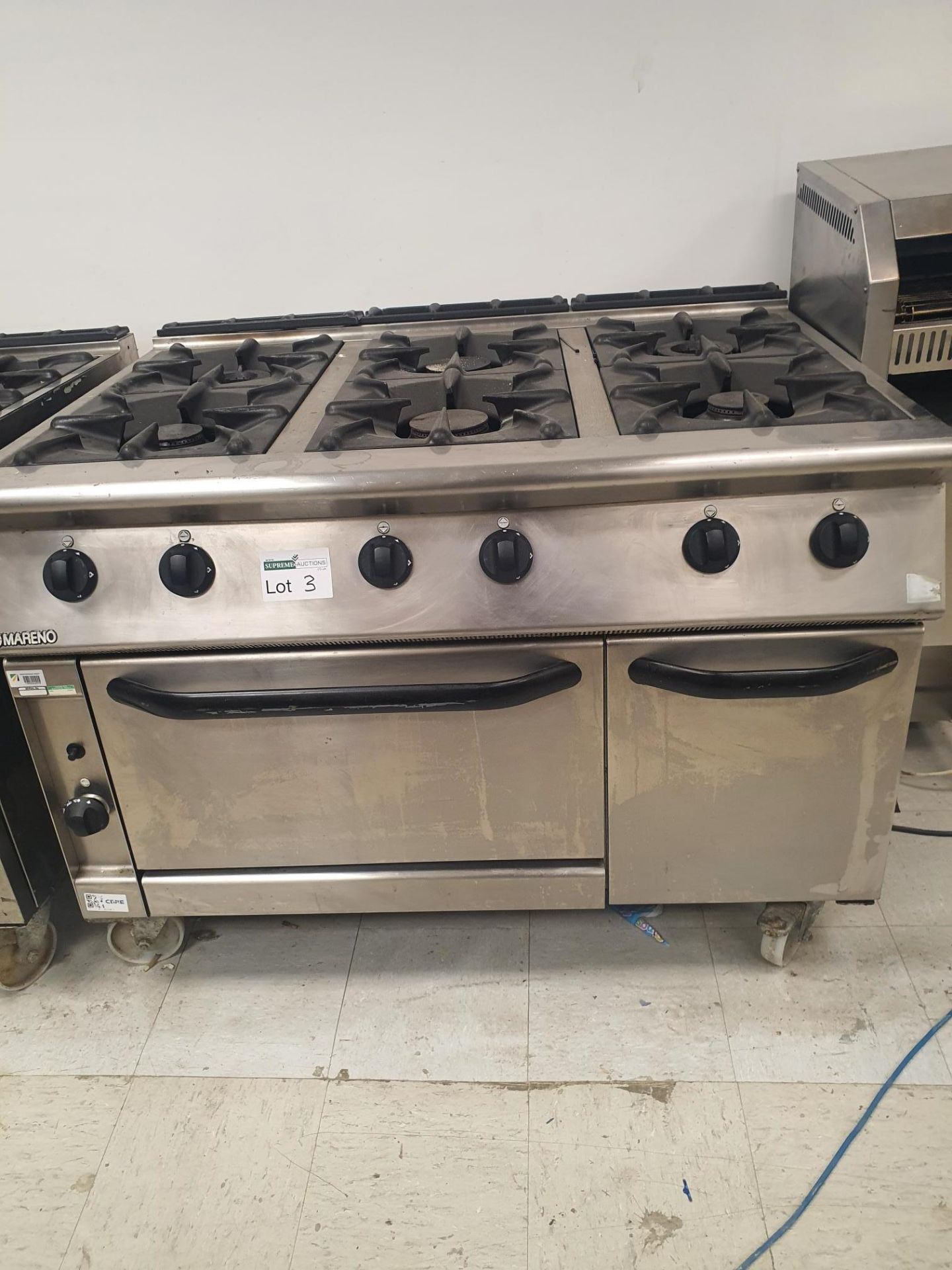 MARENO 6 BURNER RANGE WITH THERMOSTAT OVEN. OVEN TEMPERATURE FROM 100-300. THE OVEN IS ON CASTOR