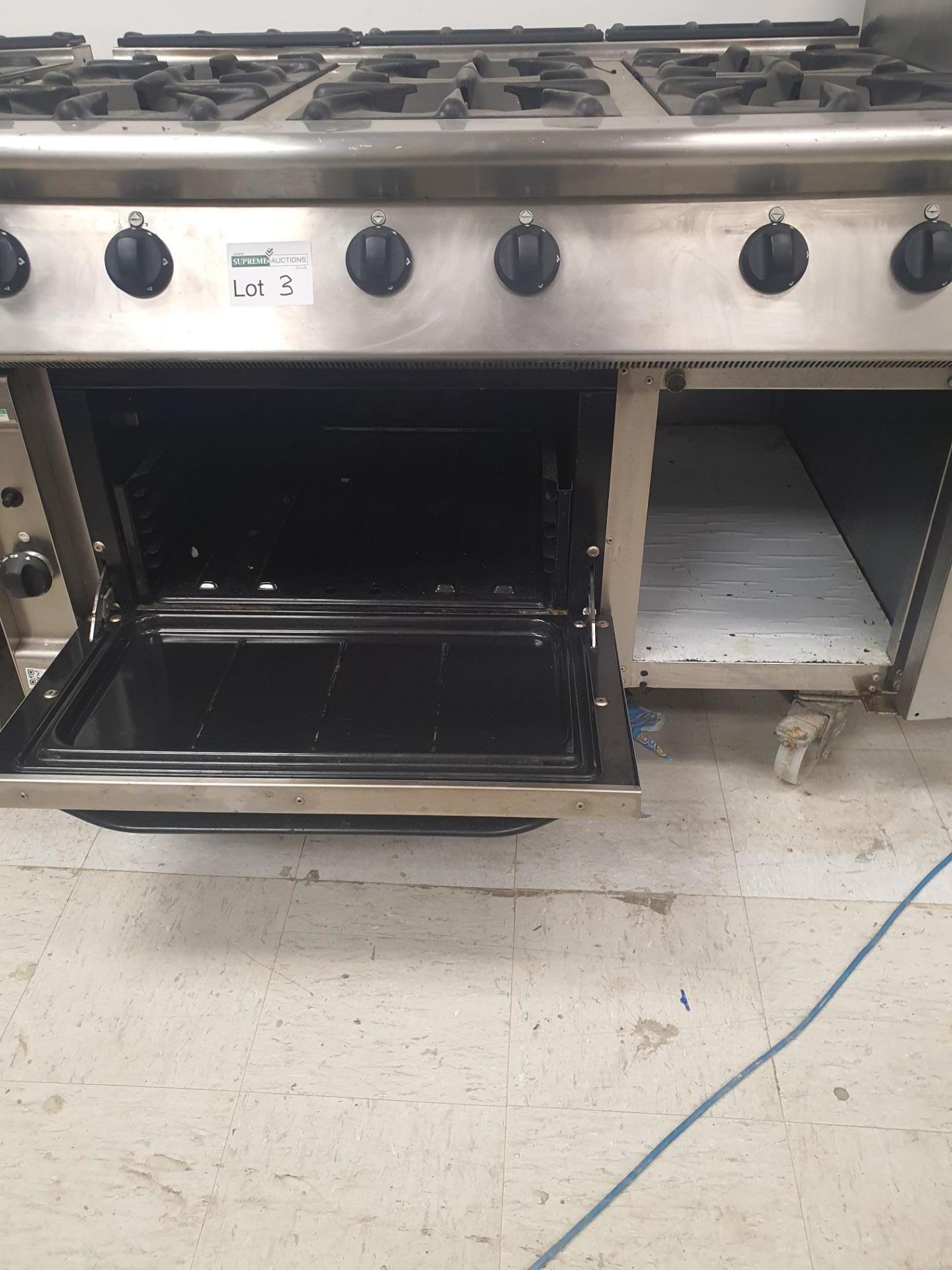 MARENO 6 BURNER RANGE WITH THERMOSTAT OVEN. OVEN TEMPERATURE FROM 100-300. THE OVEN IS ON CASTOR - Image 3 of 3