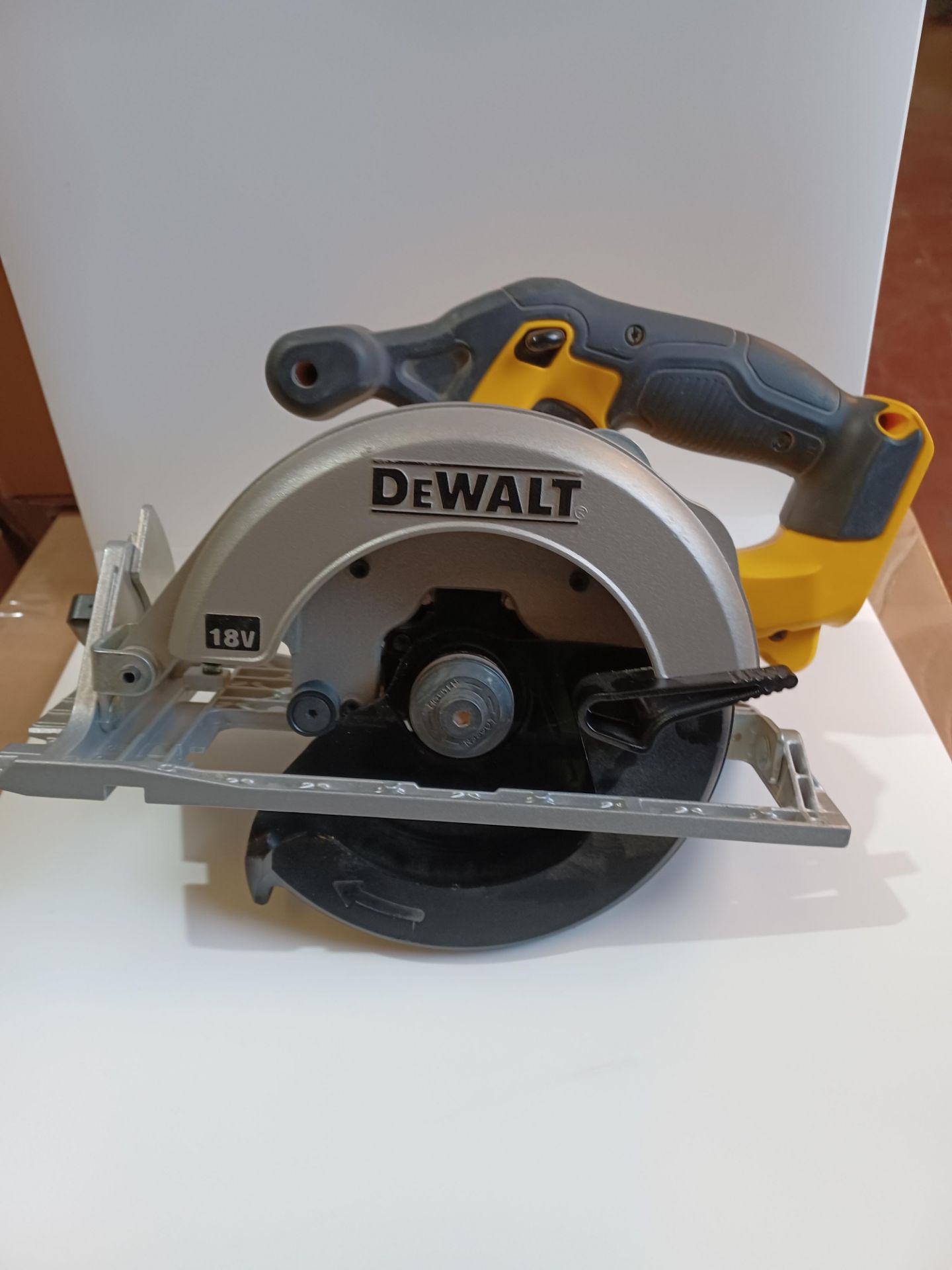 Dewalt DCS391 165MM 18V LI-ION XR CORDLESS CIRCULAR SAW - BW