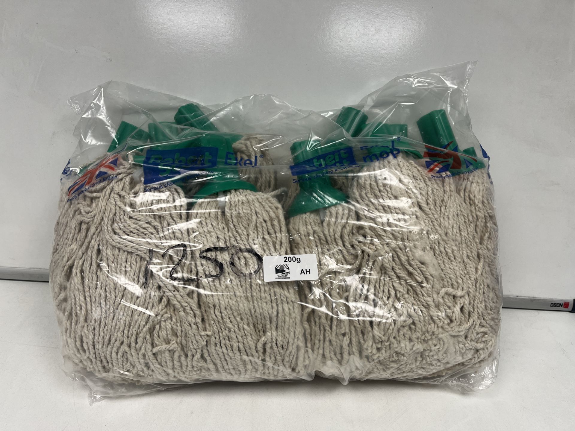 150 X NEW PACKAGED ROBERT SCOTT EXCEL UNIVERSAL HIGH QUALITY MOP HEADS. (ROW 19RACK)