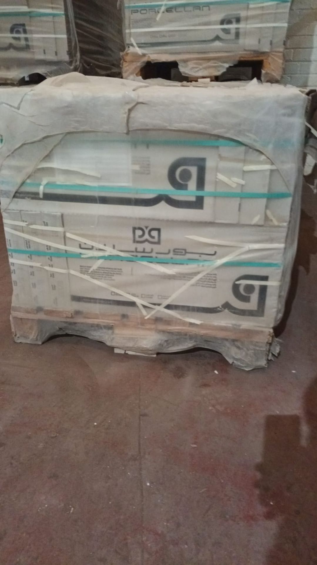 PALLET TO CONTAIN 24 X PACKS OF PORCELLAN POLISHED ANTHRACITE GREY POLISHED FLOOR & WALL TILES. - Image 4 of 4