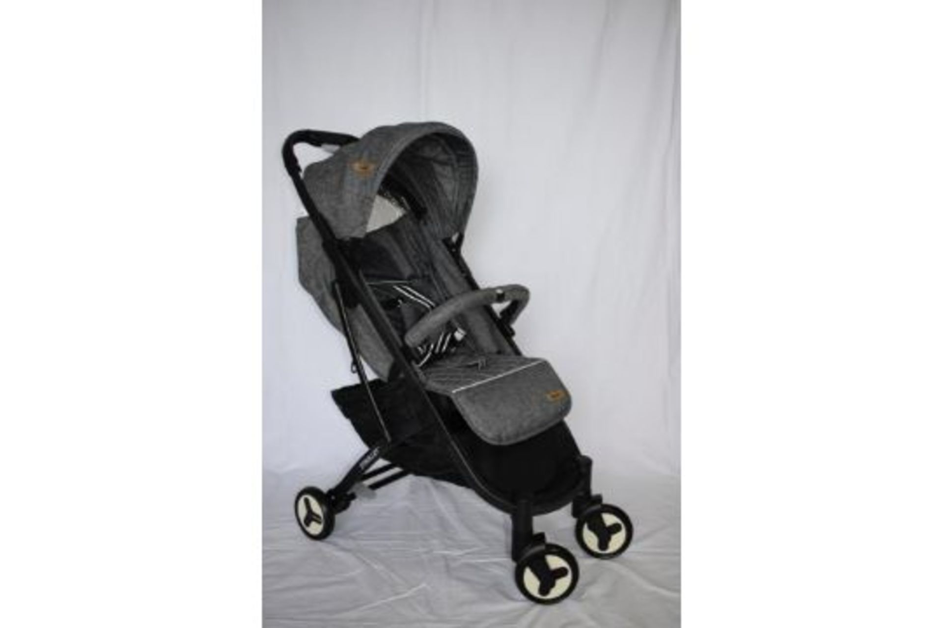 New Boxed Plebani Strolley Antracite Plebani Pushchair. RRP £179. (ROW17MID)