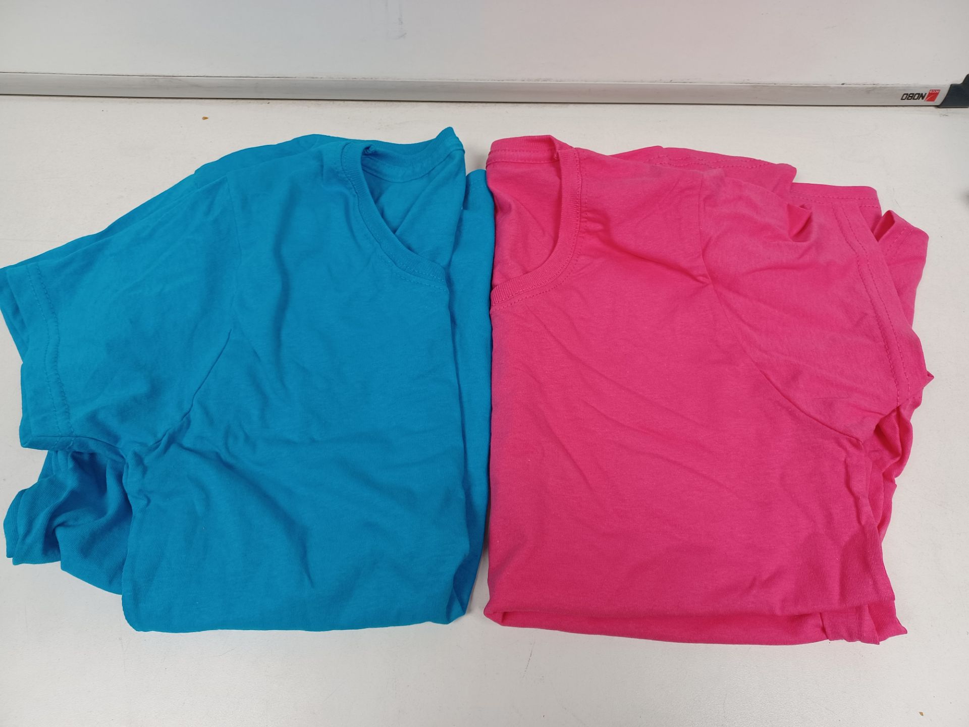 100 X BRAND NEW FRUIT OF THE LOOM TOPS IN VARIOUS COLOURS AND SIZES R1-5