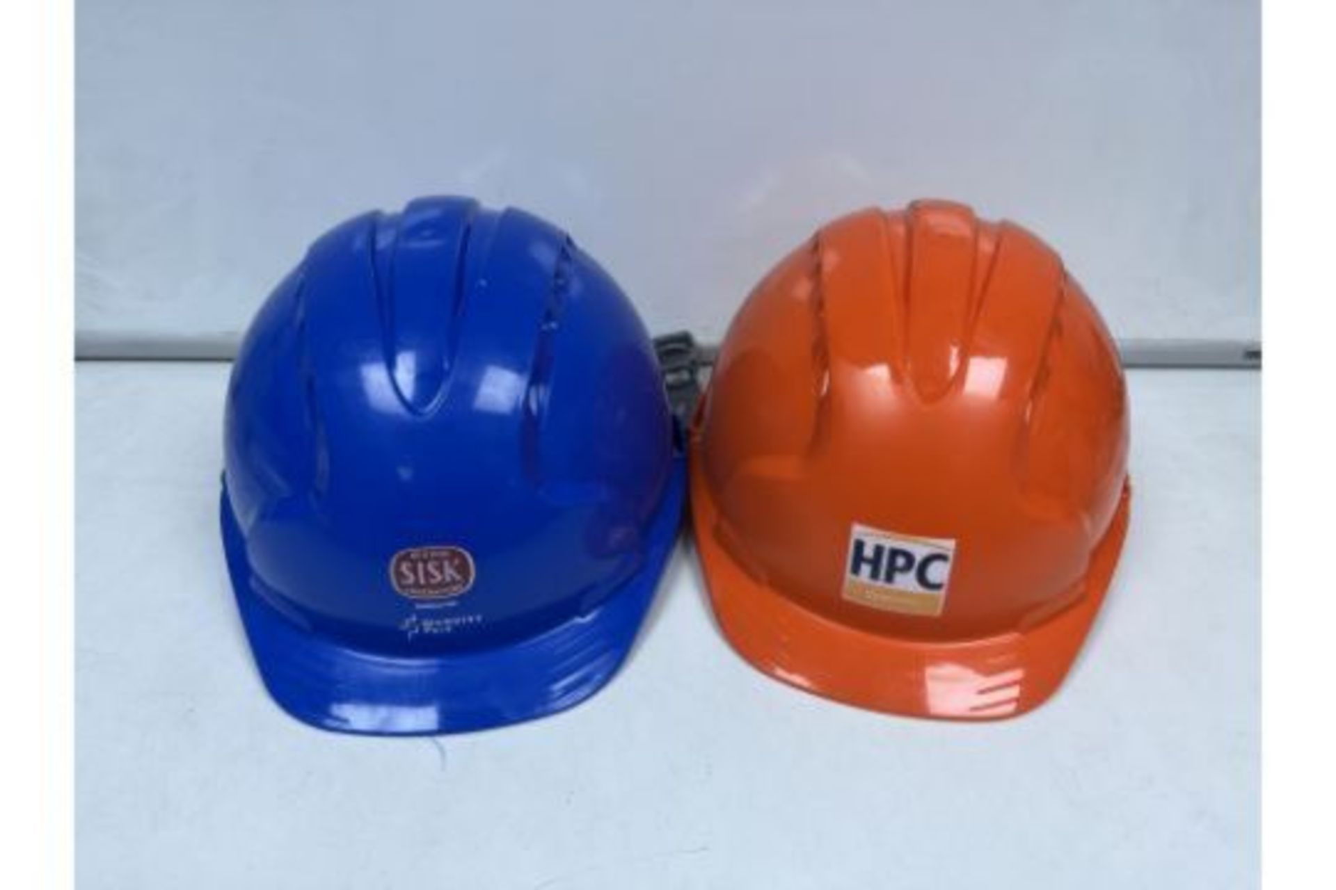 TRADE LOT 100 X ASSORTED NEW HARD HATS. HIGH RETAIL VALUE. ROW 7 RACK