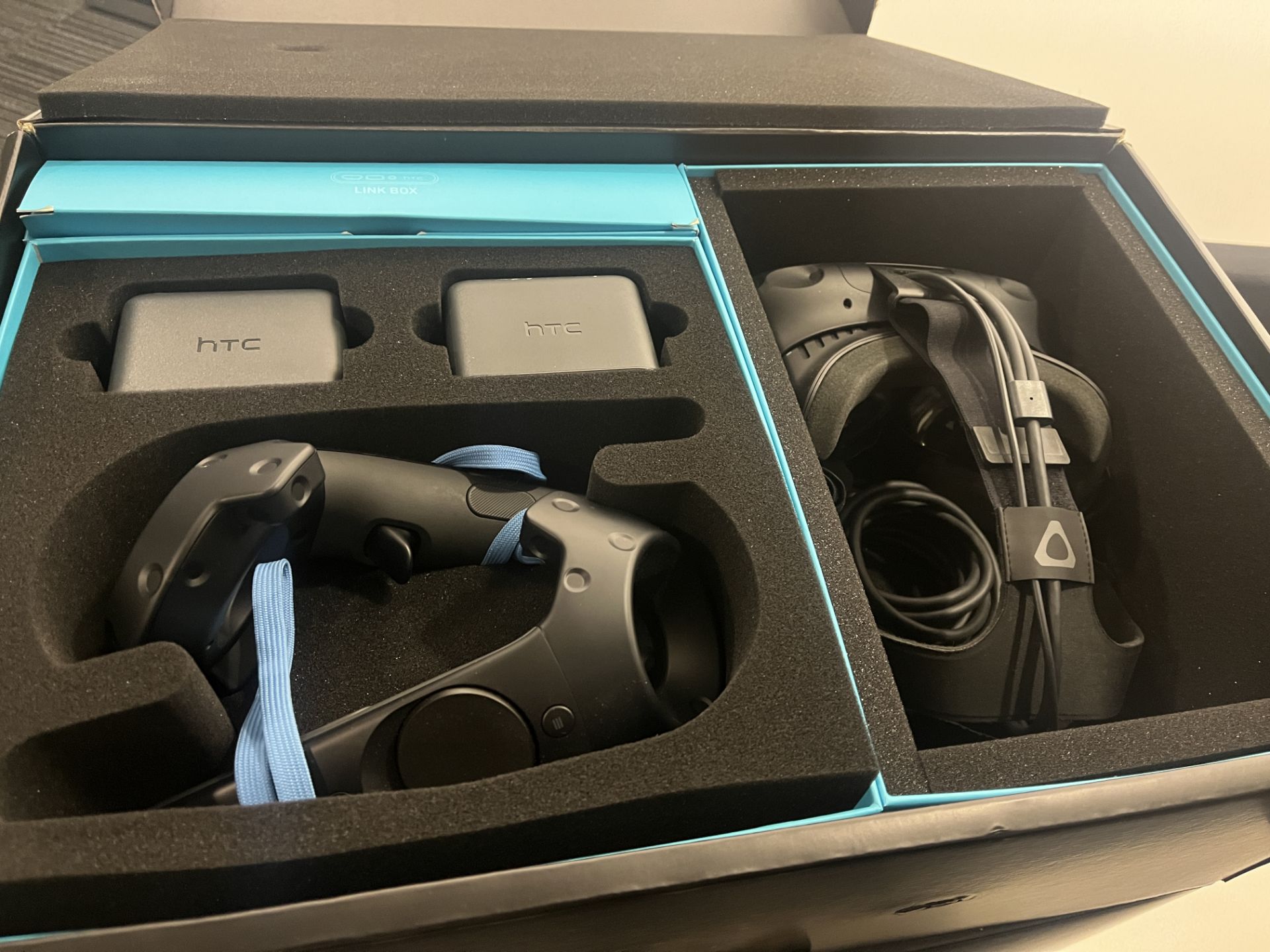 COLLECTIVE LOT OF VR MEDIA EQUIPMENT COST NEW £250,000 - Image 3 of 10