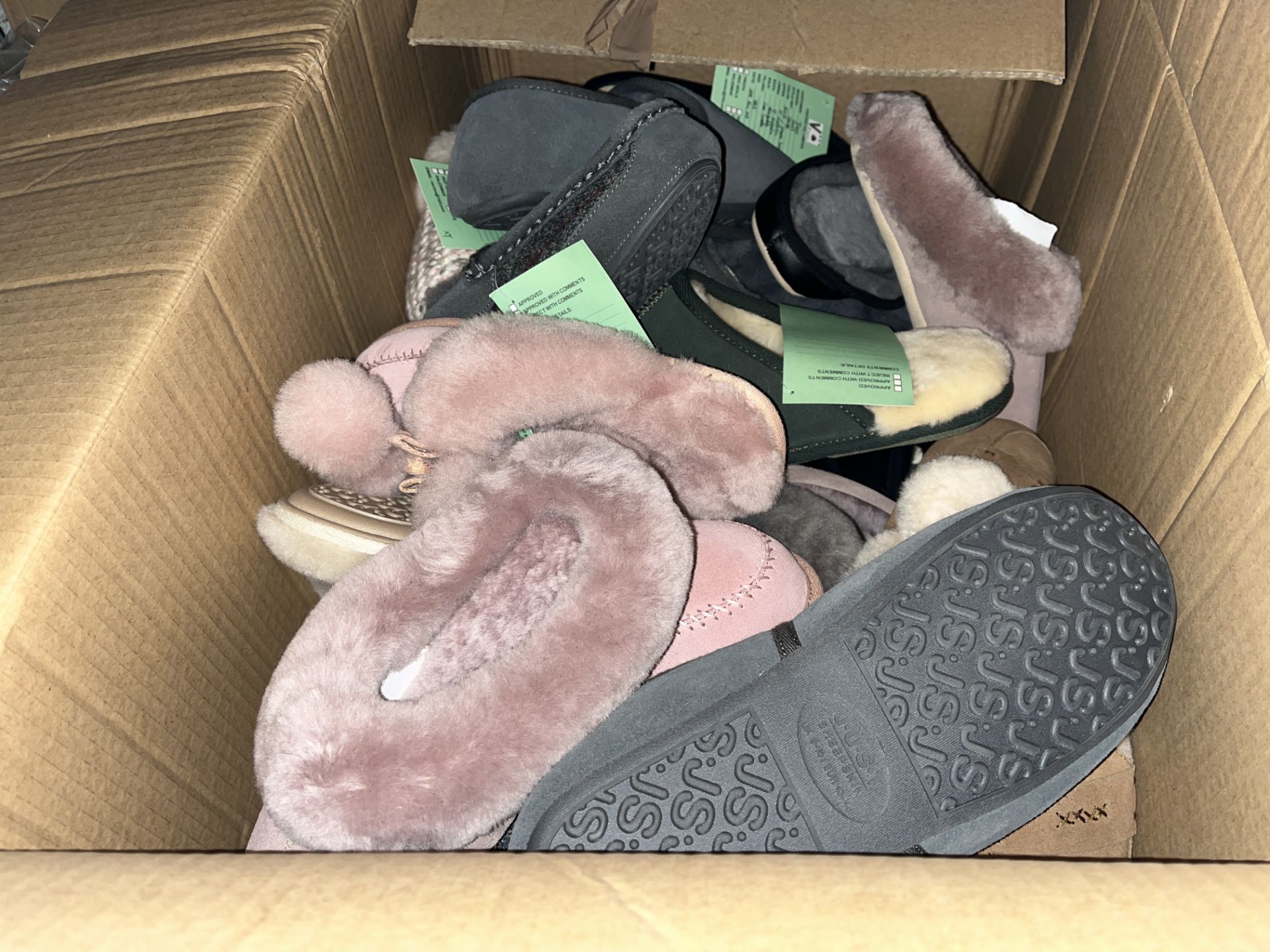 TRADE LOT TO INCLUDE 50 X PAIRS OF ASSORTED MENS TOTES SLIPPERS. ROW 19 TOP