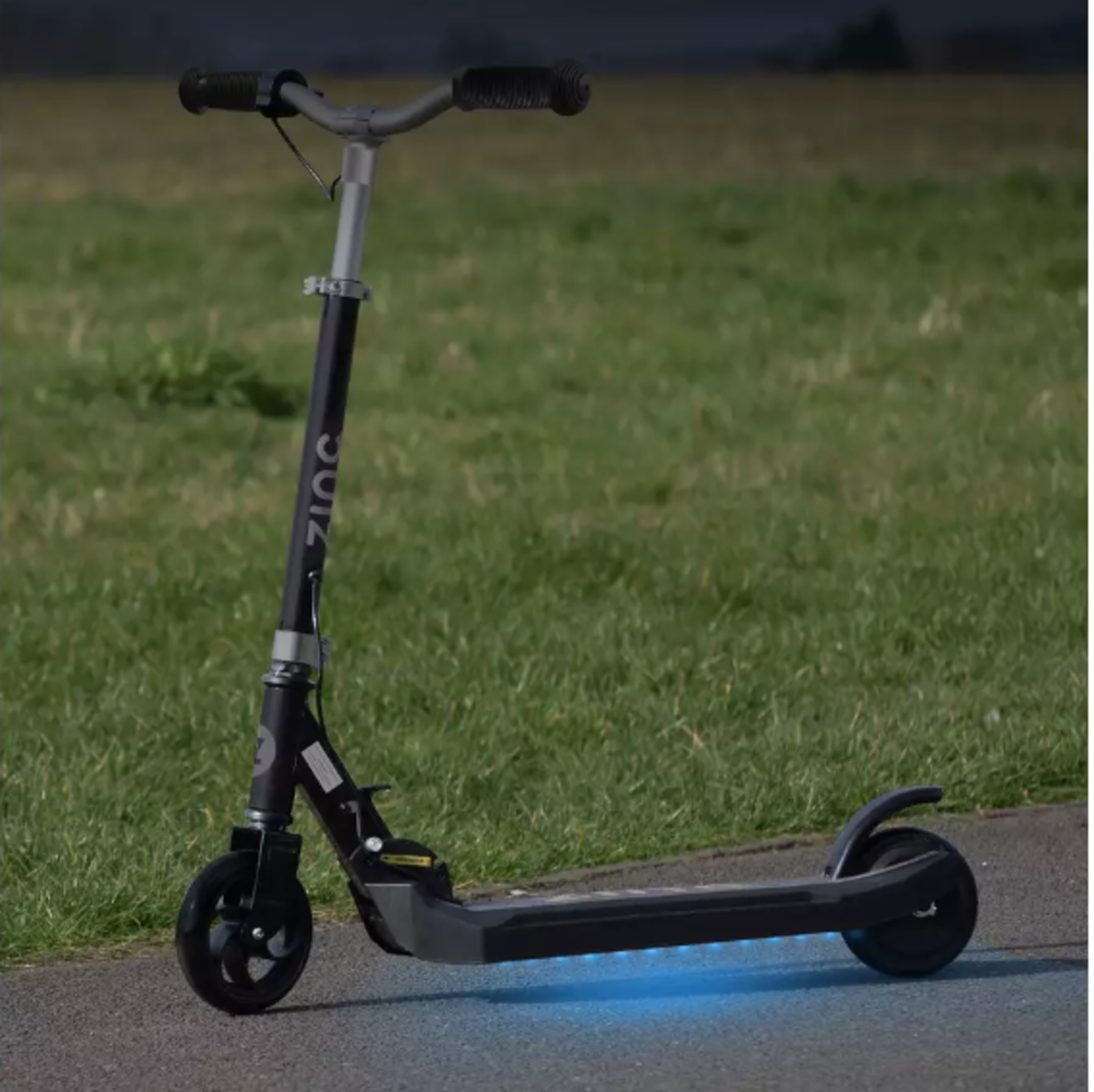 Zinc Folding Light Up Electric E5 Scooter. RRP £195.00. There is tons of fun to be had with the Zinc - Image 2 of 2