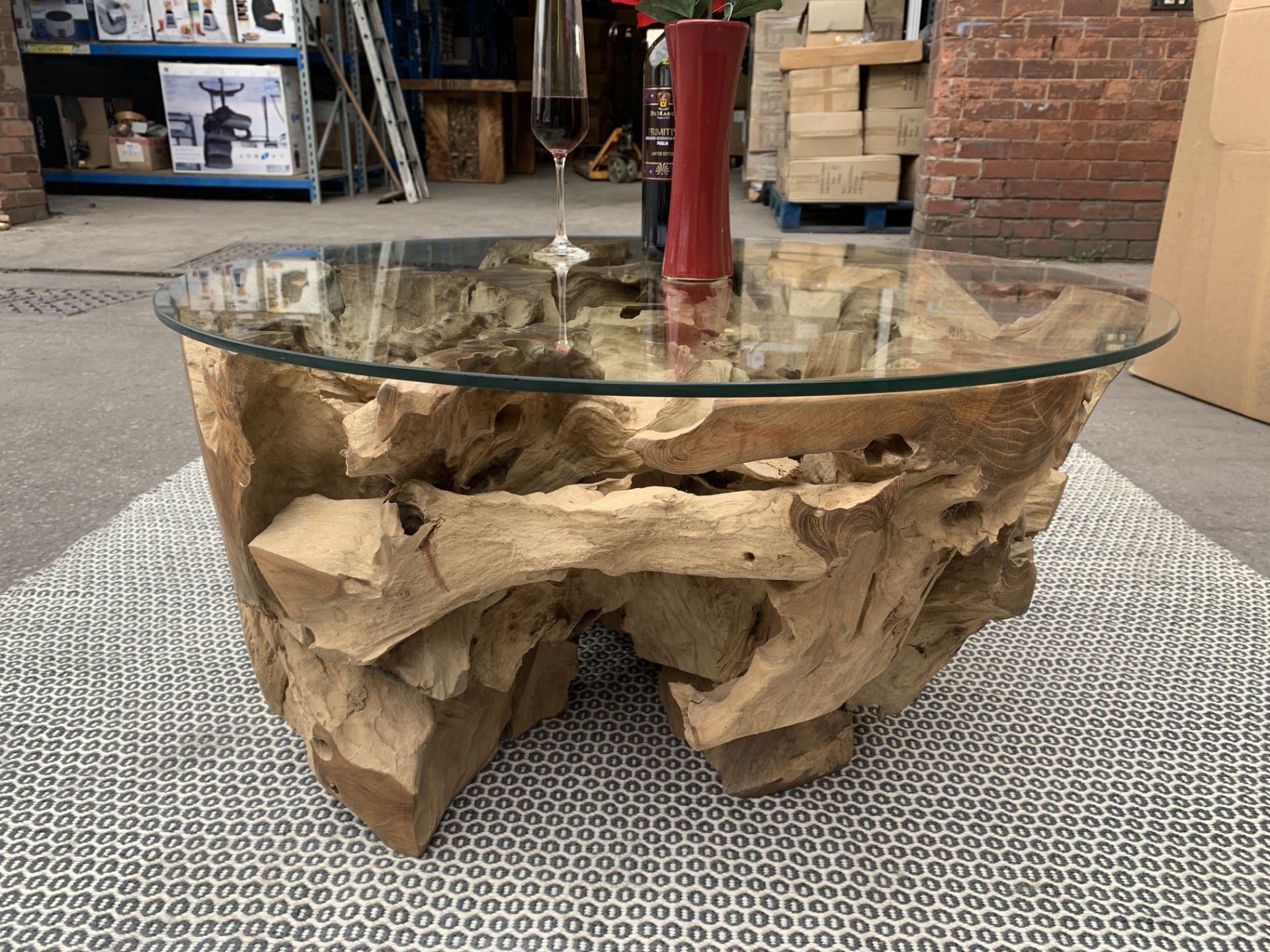 BRAND NEW SOLID WOODEN TEAK ROOT ROUND COFFEE TABLE WITH GLASS TOP DIA 80 X 40 RRP £995 - Image 3 of 5