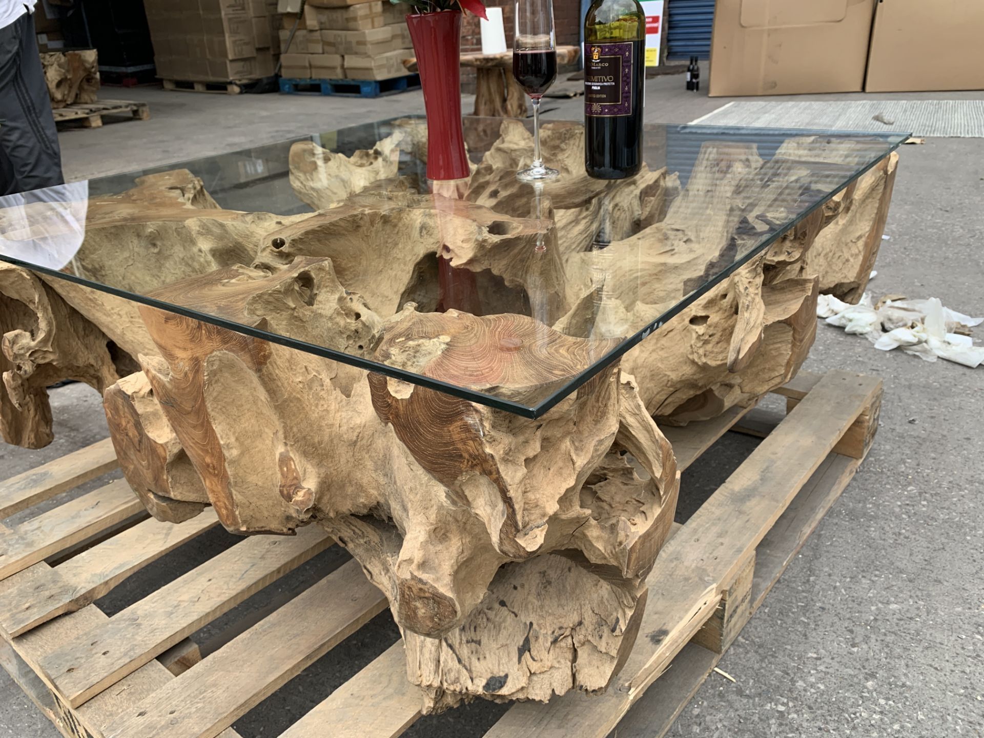 BRAND NEW SOLID WOODEN TEAK ROOT SQUARE COFFEE TABLE WITH GLASS TOP 100 X 100 X 40 RRP £1295 - Image 2 of 4