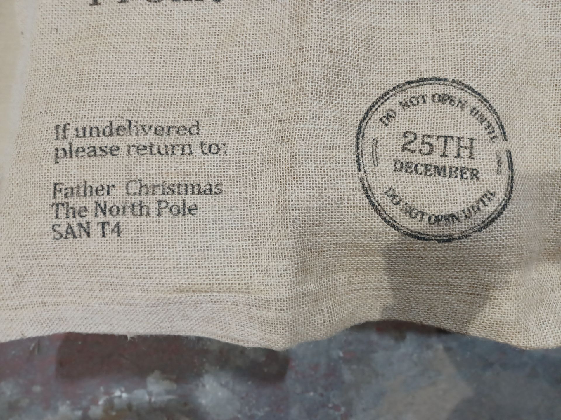 PALLET TO CONTAIN 400 X NEW EXTRA LARGE CHRISTMAS HESSIAN SACKS. RRP £9.99 EACH. HIGH QUALITY. IDEAL - Image 3 of 4