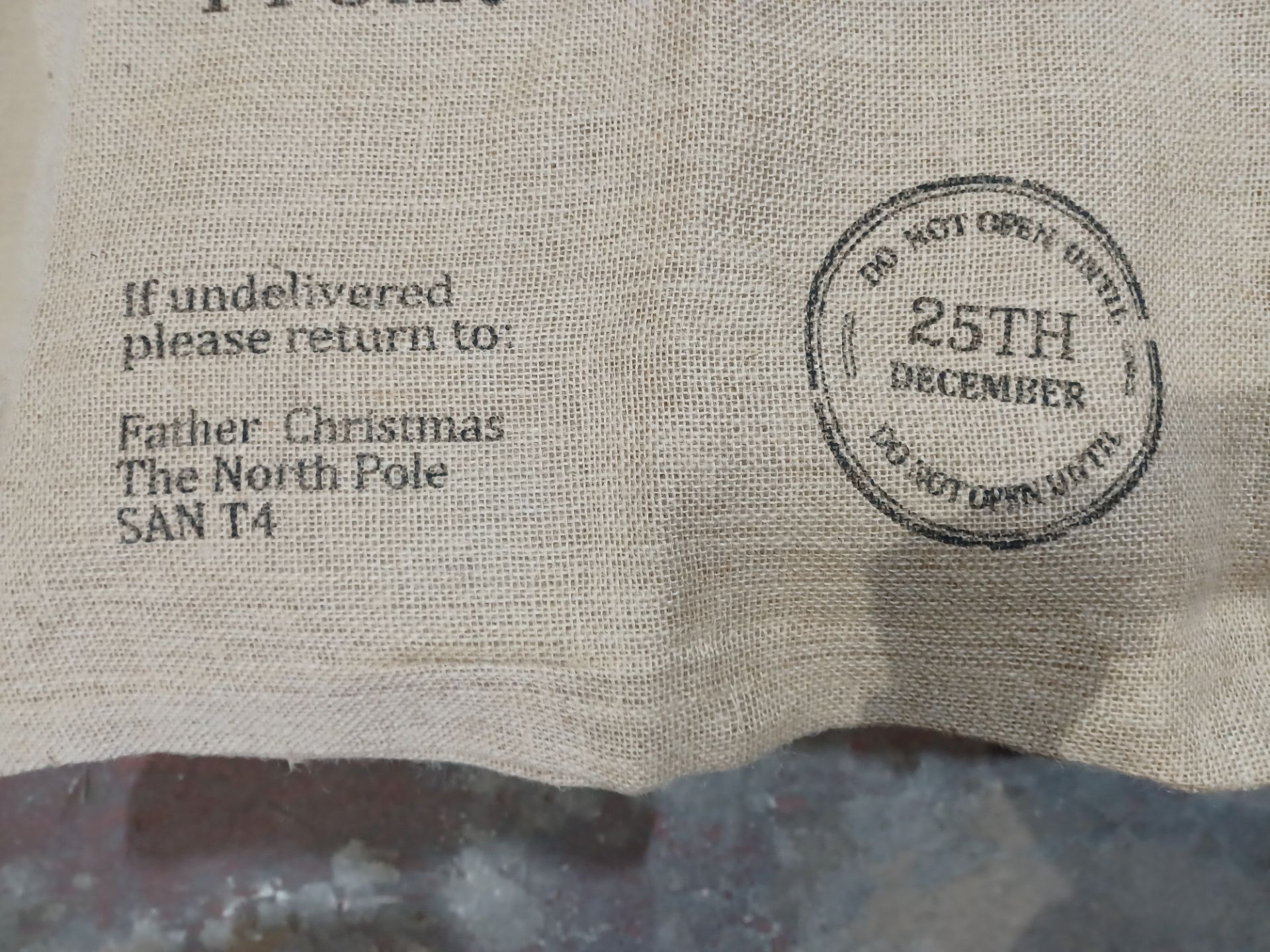 40 X NEW EXTRA LARGE CHRISTMAS HESSIAN SACKS. RRP £9.99 EACH. HIGH QUALITY. IDEAL FOR STOCKING - Image 3 of 4