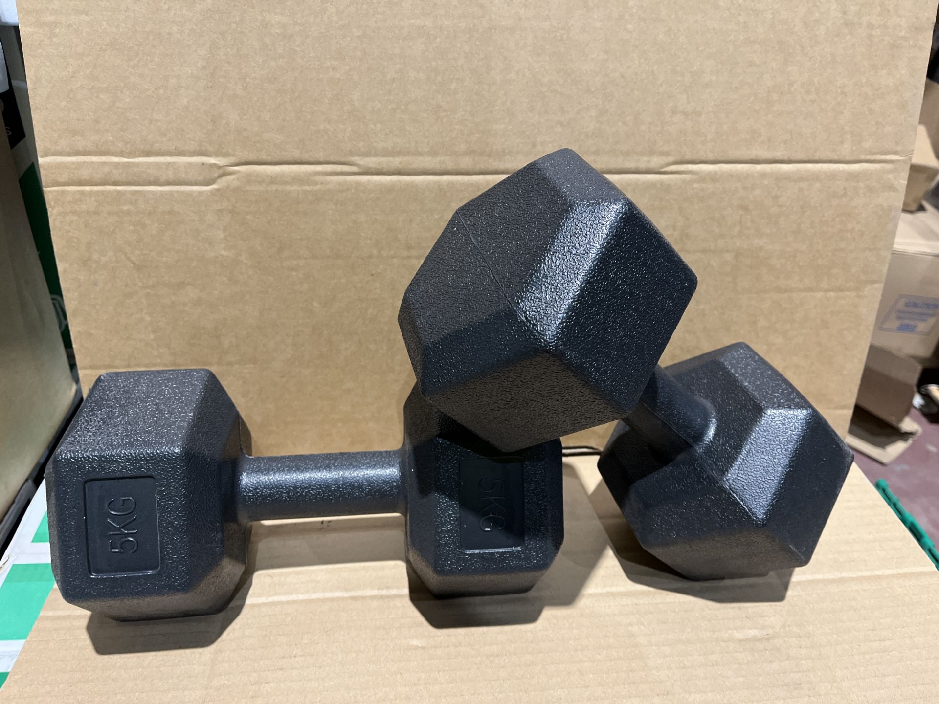 8 X BRAND NEW PACKS OF 2 BLACK 5KG DUMBBELLS R10-1