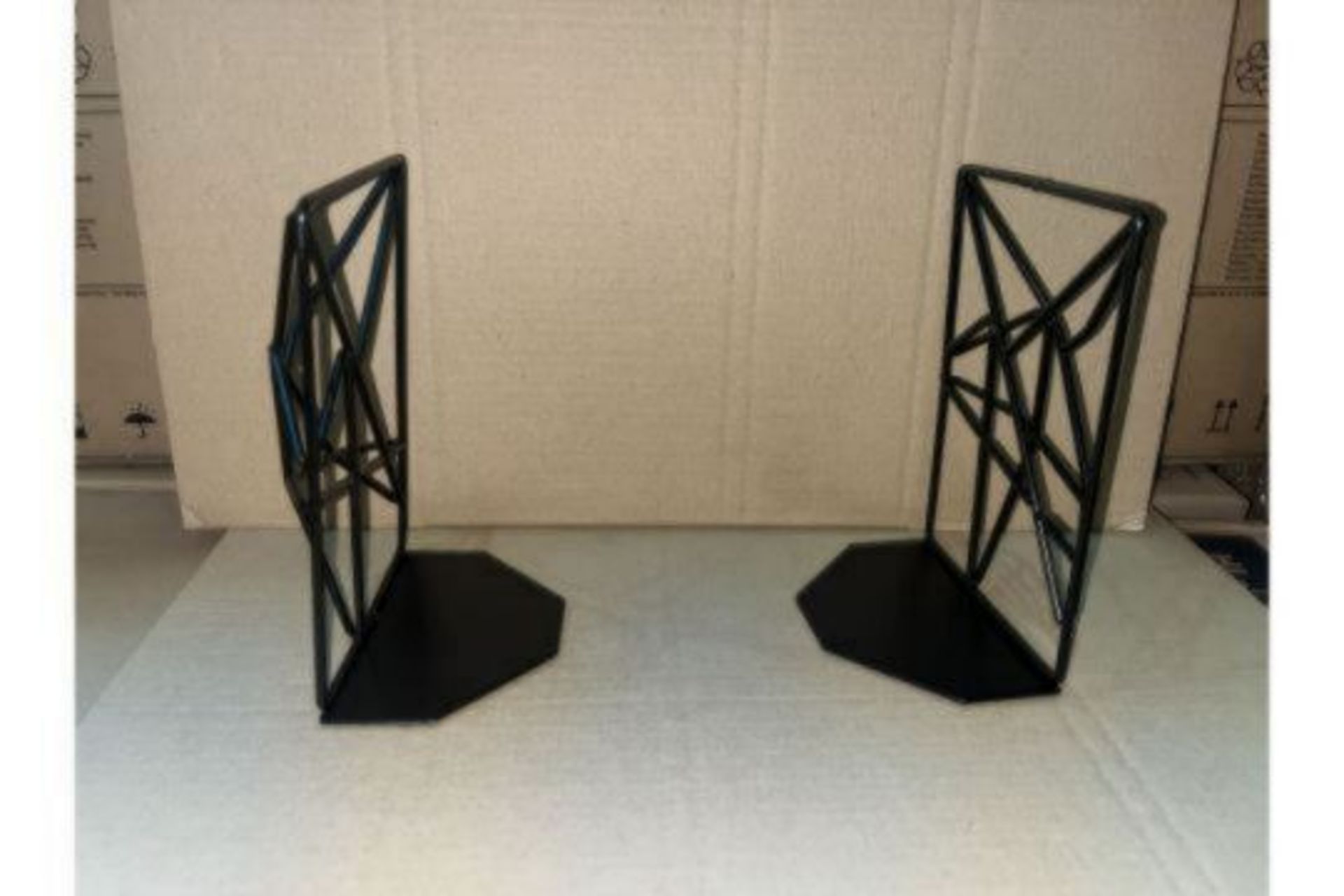 20 X BRAND NEW BLACK GEOMETRIC BOOK ENDS R10