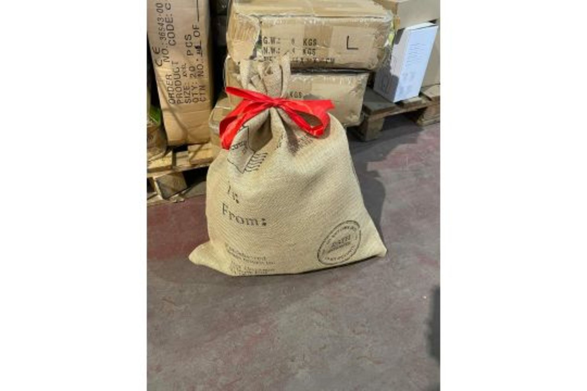 40 X NEW EXTRA LARGE CHRISTMAS HESSIAN SACKS. RRP £9.99 EACH. HIGH QUALITY. IDEAL FOR STOCKING