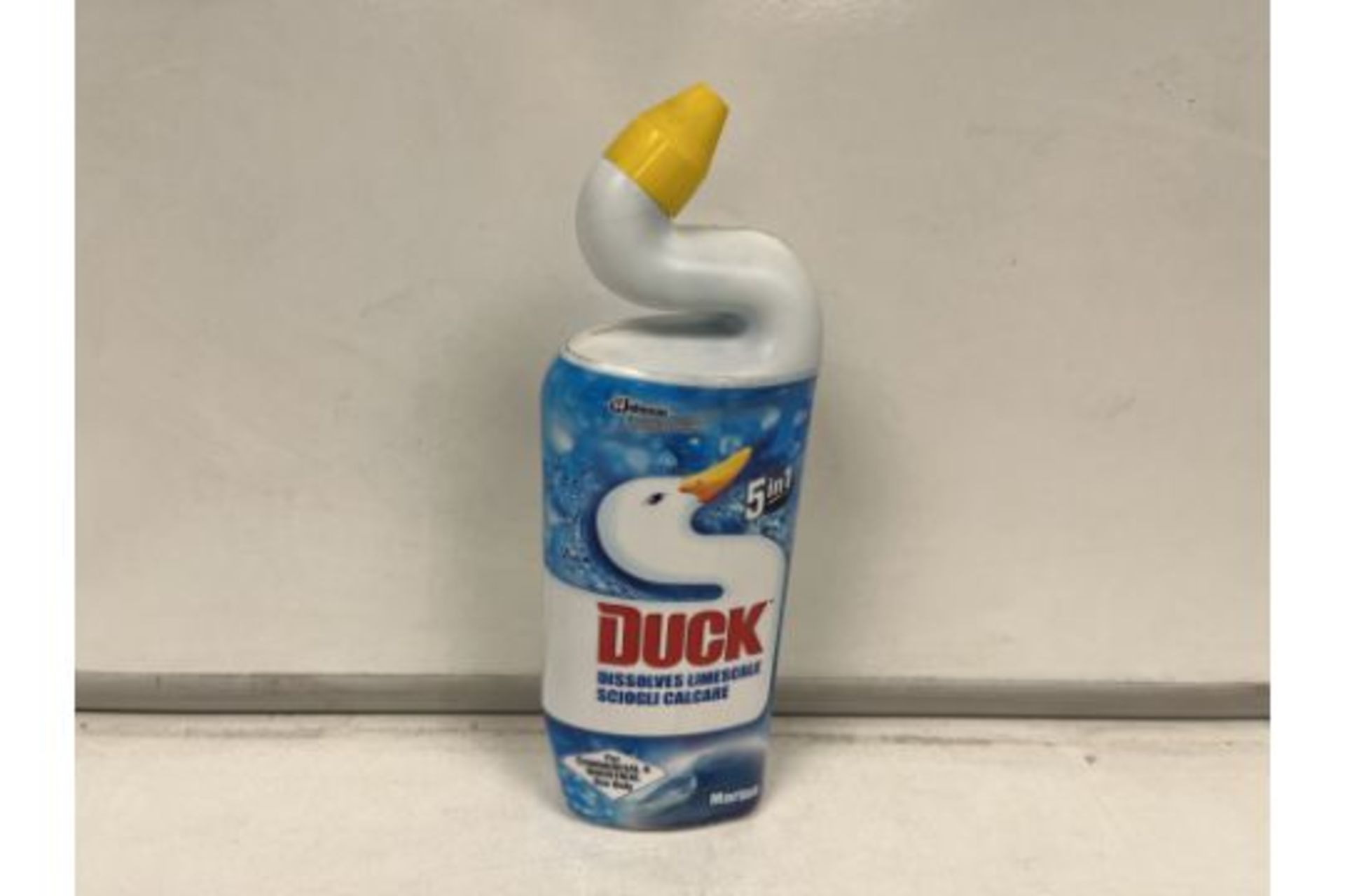 60 X NEW 750ML BOTTLES OF DUCK TOILET CLEANER. DISSOLVES LIMESCALE. 5 IN 1. (ROW18.6MID)