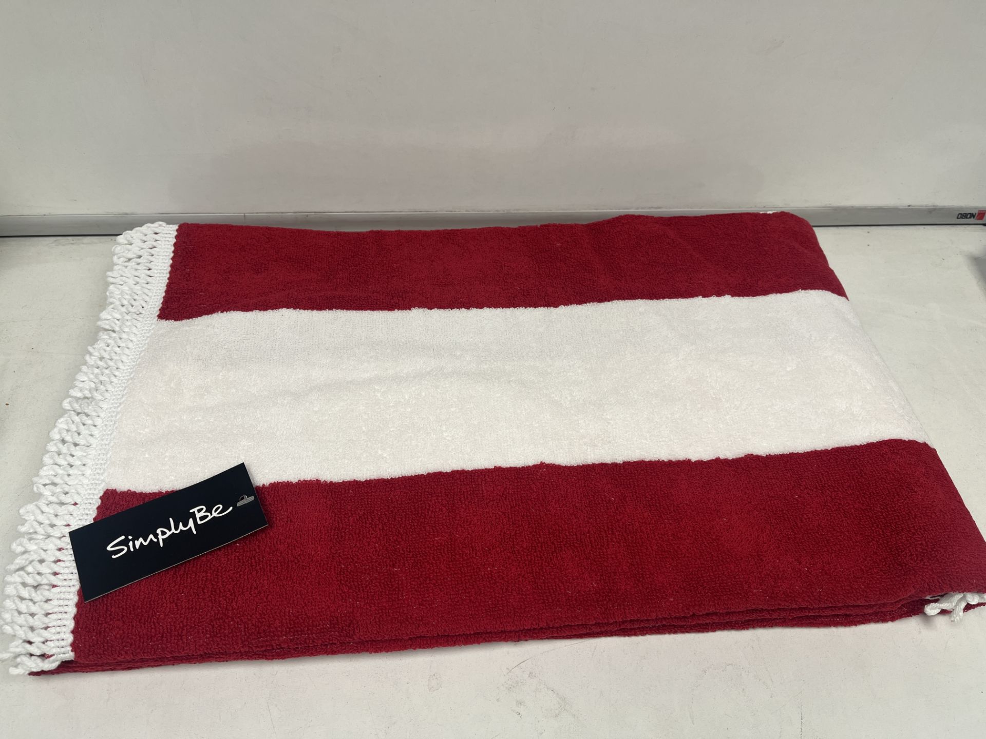 16 X NEW PACKAGED LUXURY RED AND WHITE LARGE TOWELS. (ROW5.5RACK()