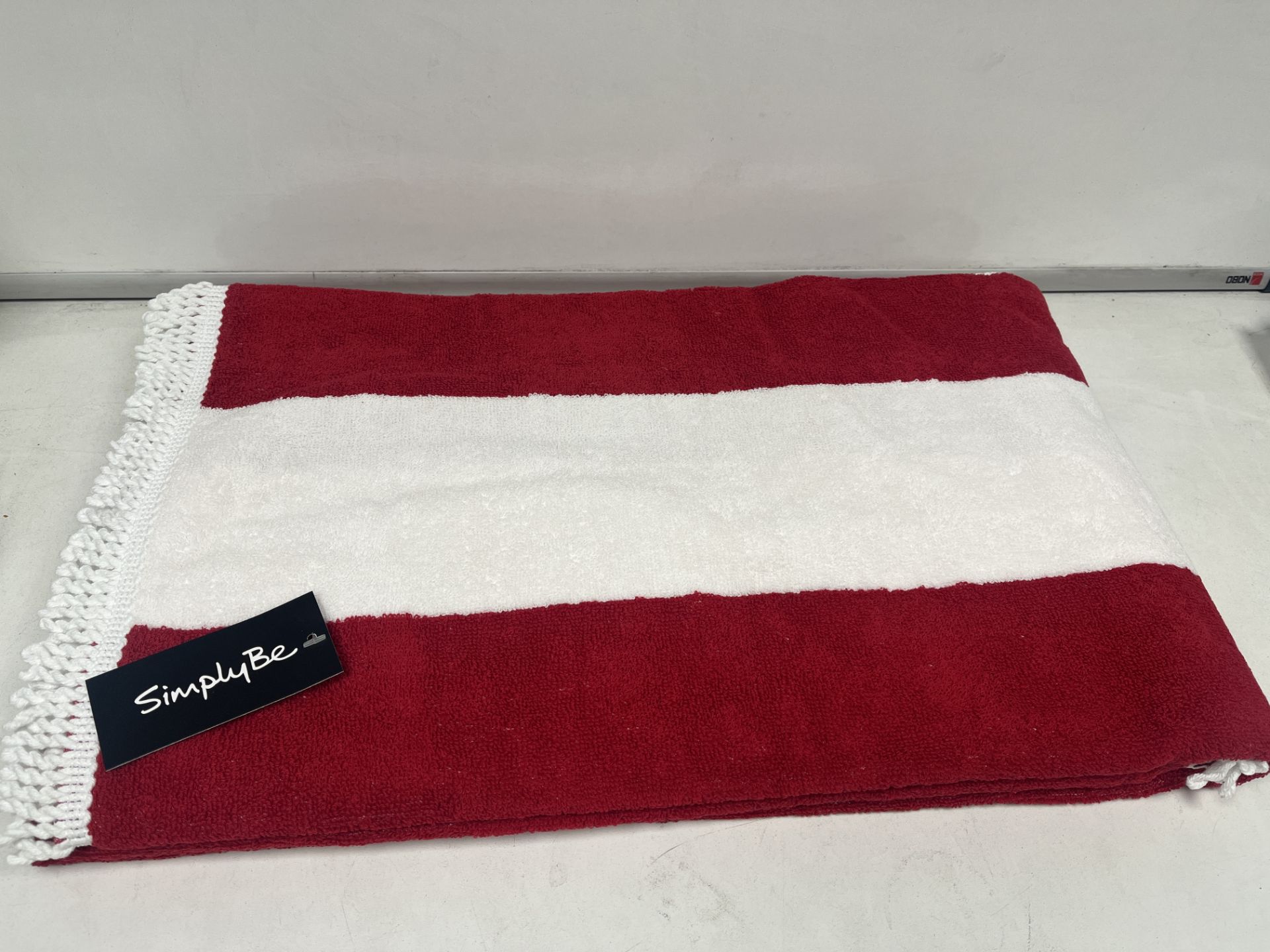 16 X NEW PACKAGED LUXURY RED AND WHITE LARGE TOWELS. (ROW5.5RACK()