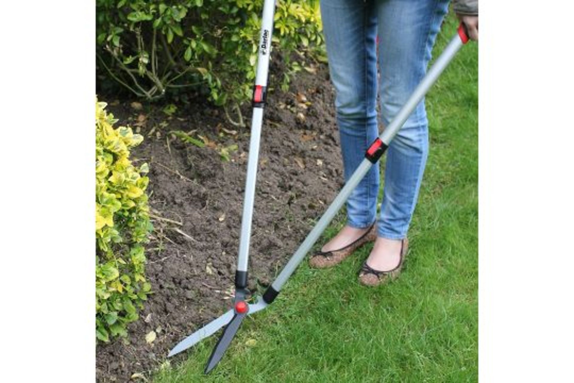 TRADE LOT 16 x New Boxed Telescopic Grass Lawn Shears. RRP £44.99 each (ROW8MID).Transforming the