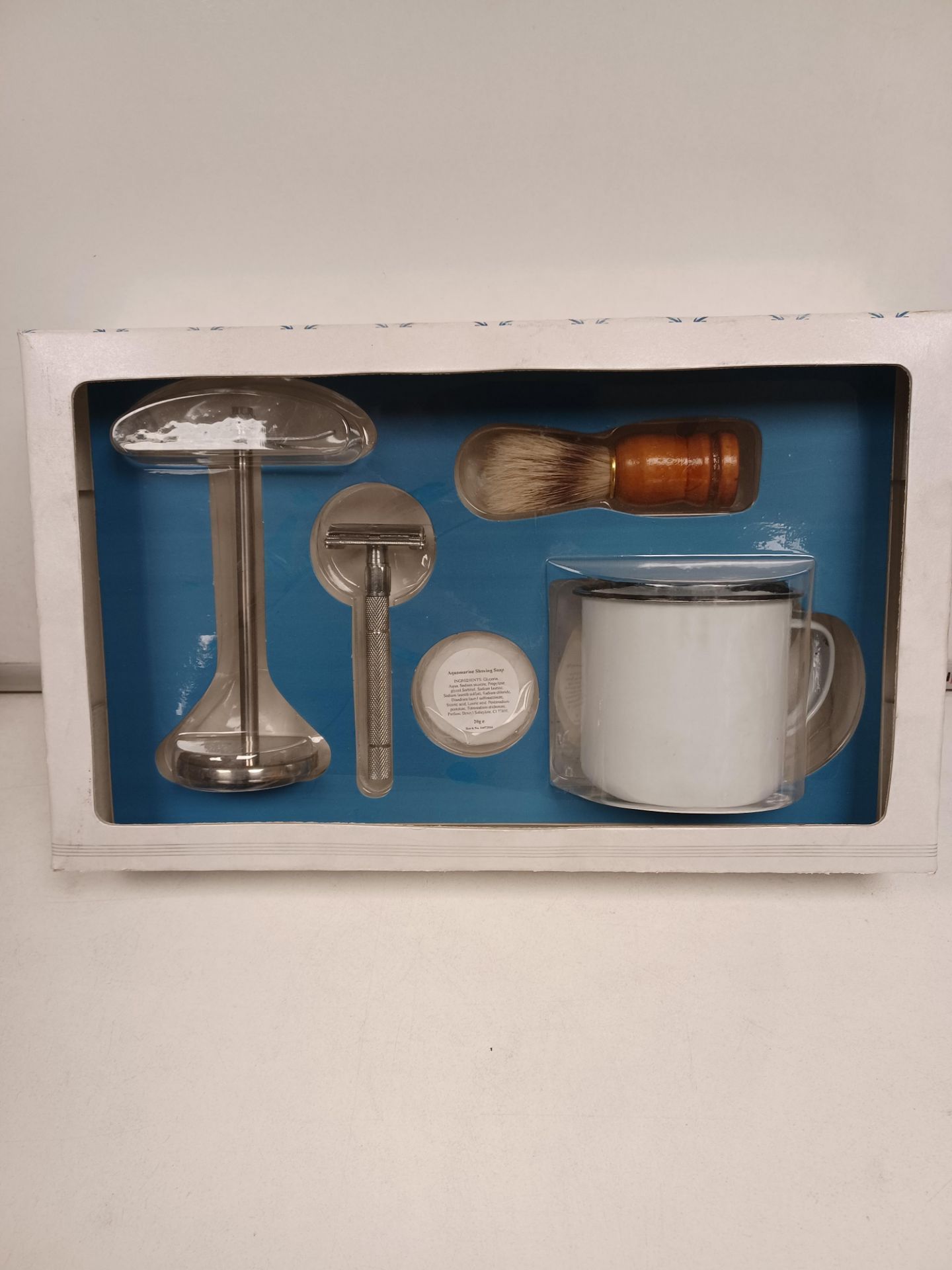 TRADE LOT 24 X NEW BOXED TRADITIONAL SHAVING SETS .(ROW10TOP). EACH INCLUDES STAINLESS STEEL