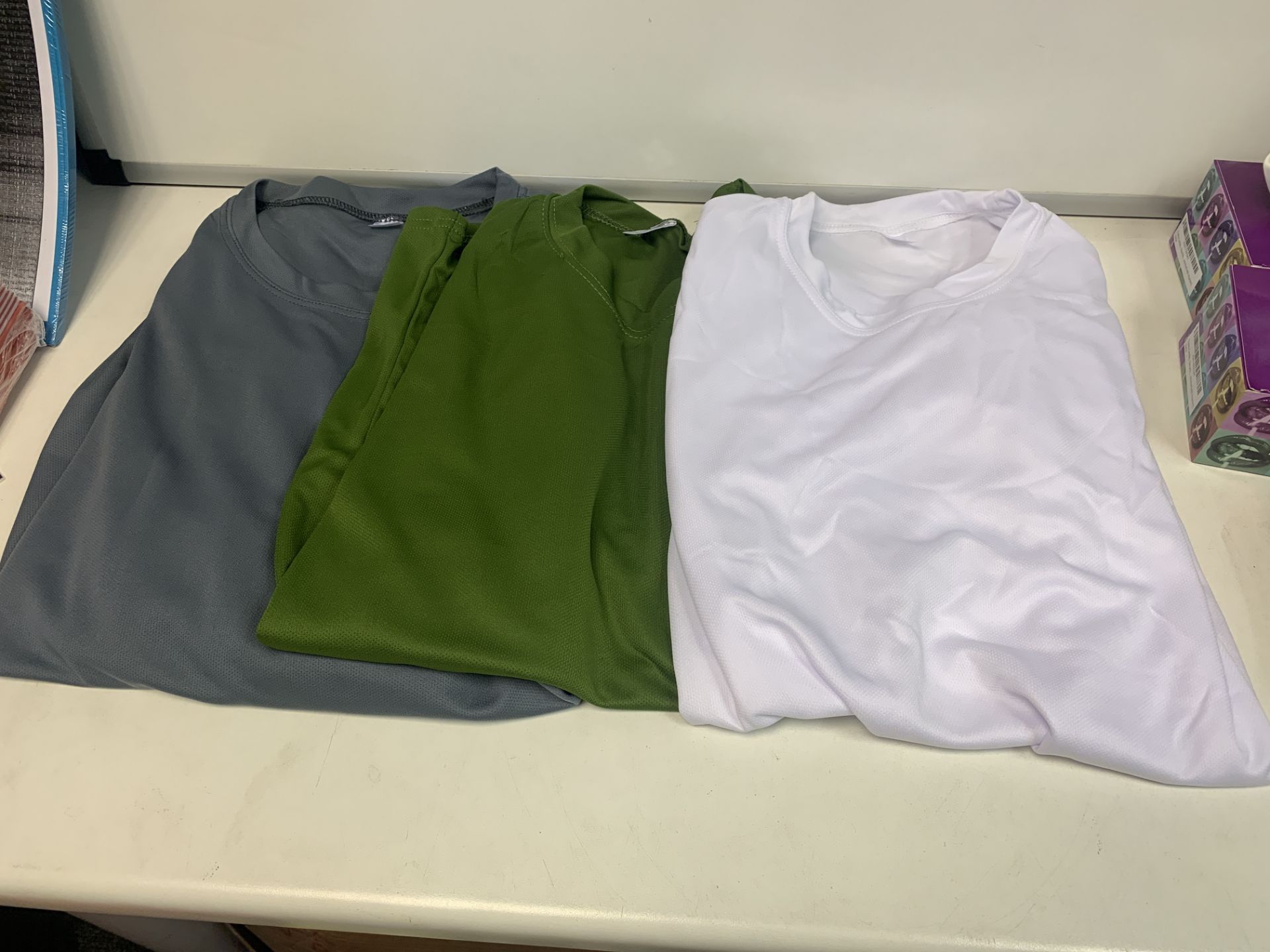 TRADE LOT 120 X BRAND NEW ASSORTED MESH SPORTS T SHIRTS IN VARIOUS COLOURS AND SIZES R17