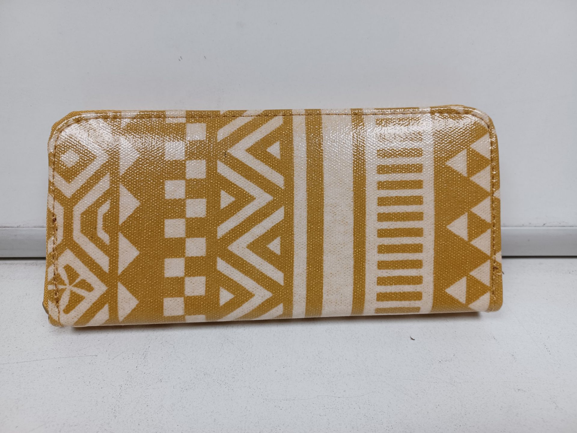 8 X BRAND NEW GOLD AND WHITE DESIGN CLUTCH PURSES - ROW1