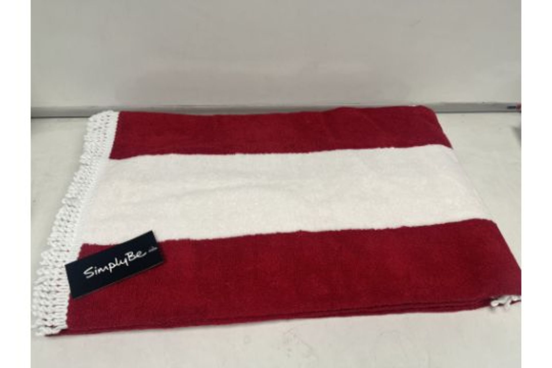 16 X NEW PACKAGED LUXURY RED AND WHITE LARGE TOWELS. (ROW5.5RACK()