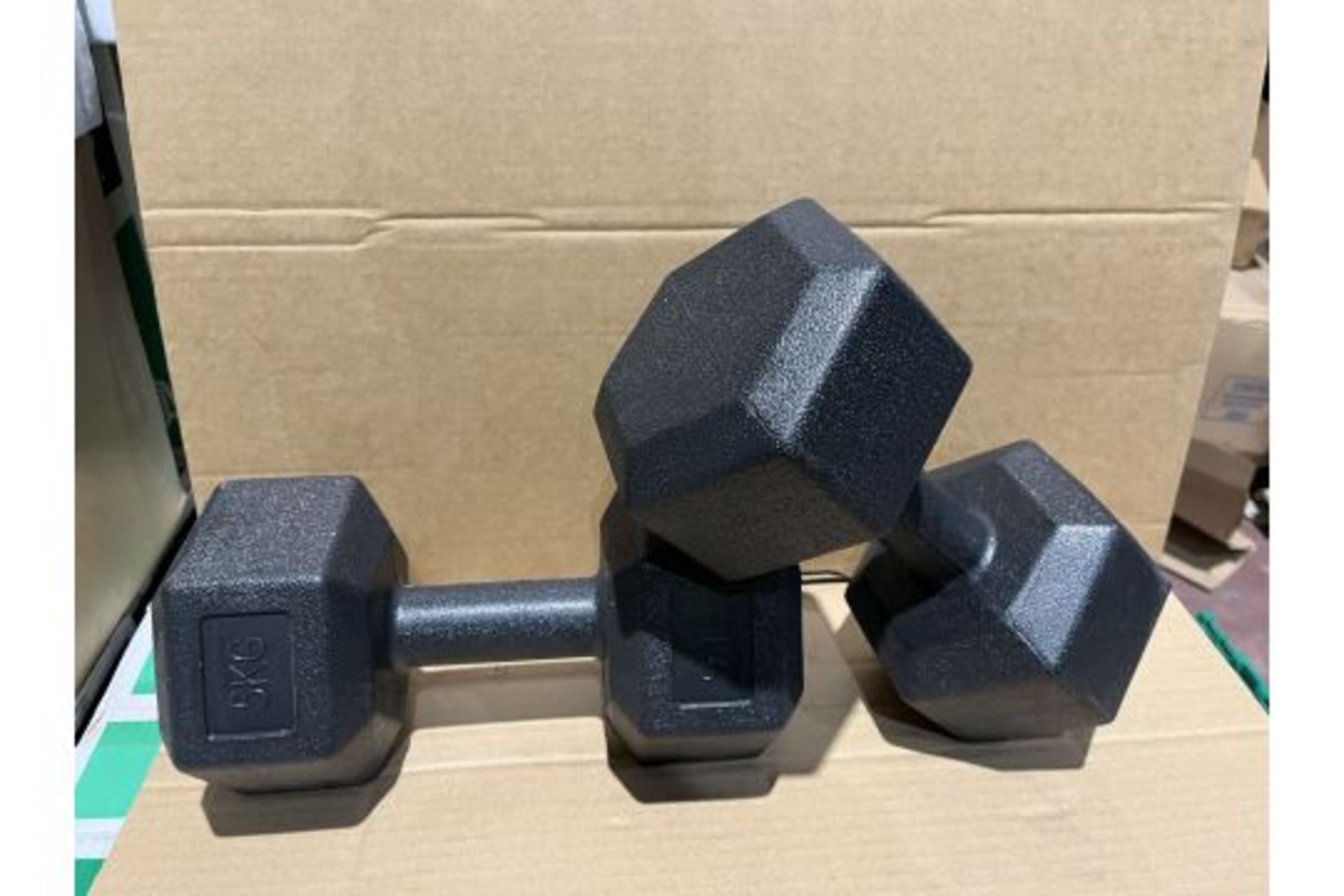 8 X BRAND NEW PACKS OF 2 BLACK 5KG DUMBBELLS R10-1