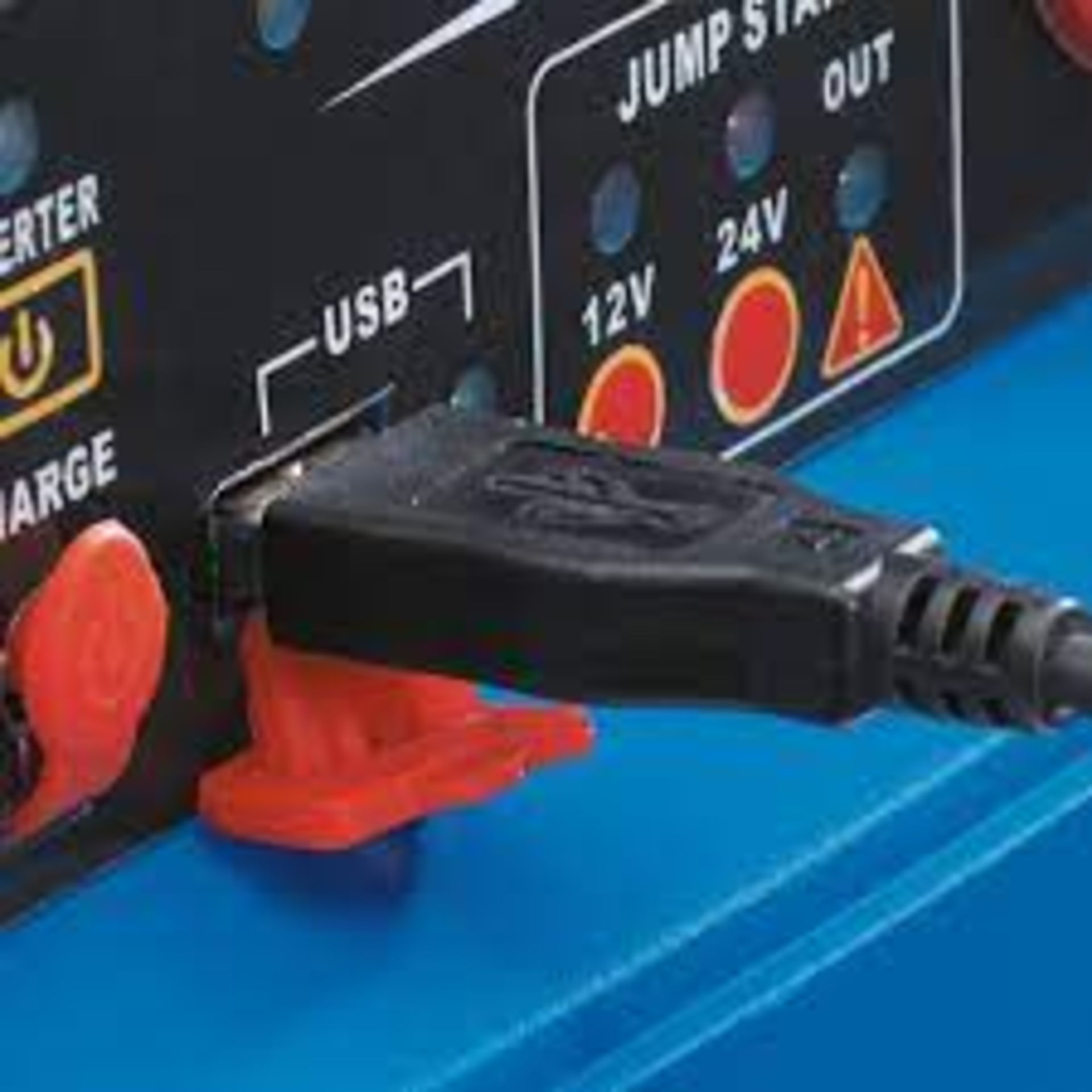 Draper 12V/24V Jump Starter. 12V/24V portable and versatile jump starter. Fitted with LED battery - Image 3 of 3