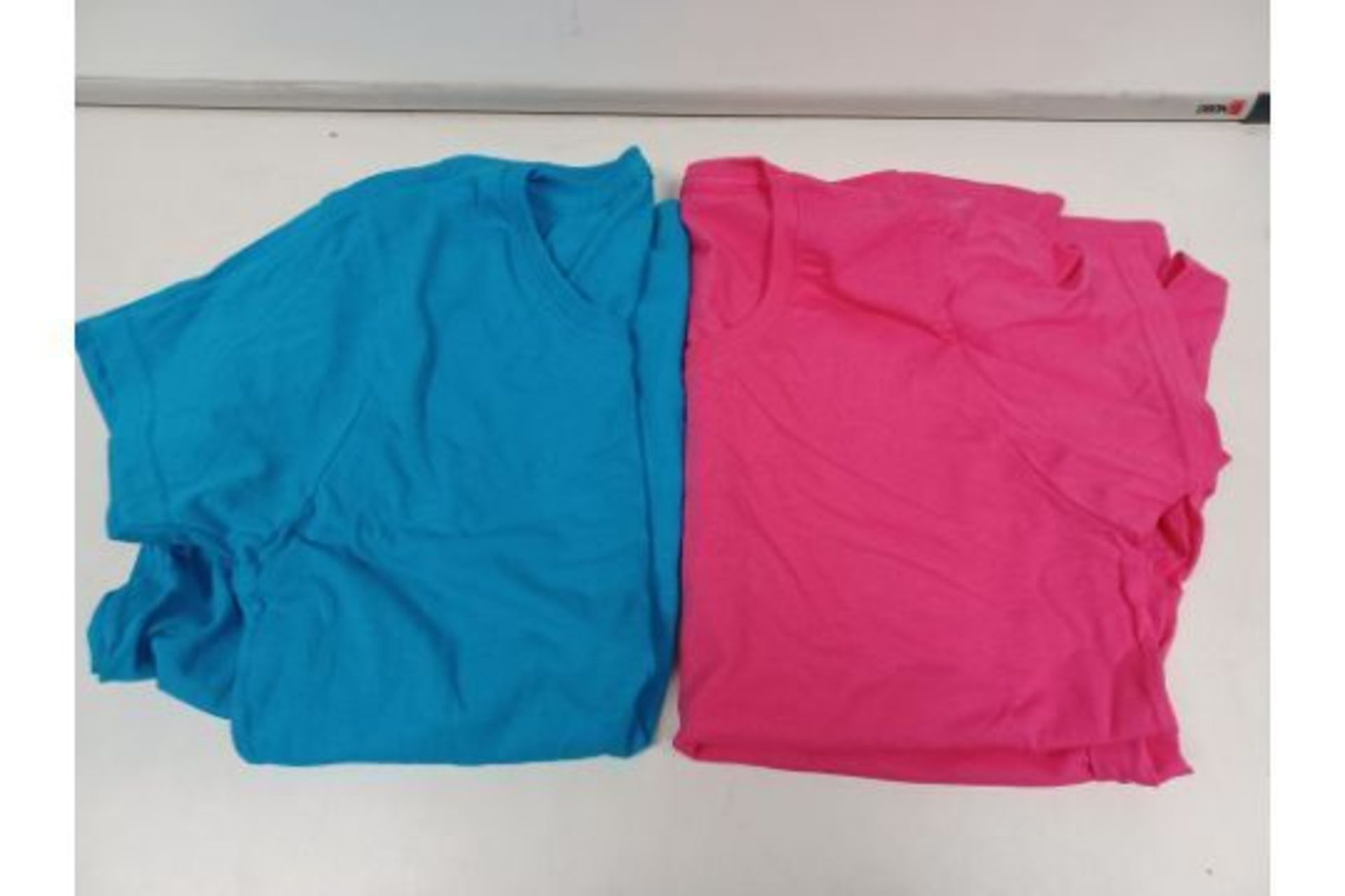 100 X BRAND NEW ASSORTED T SHIRTS IN VARIOUS STYLES AND SIZES S1RA