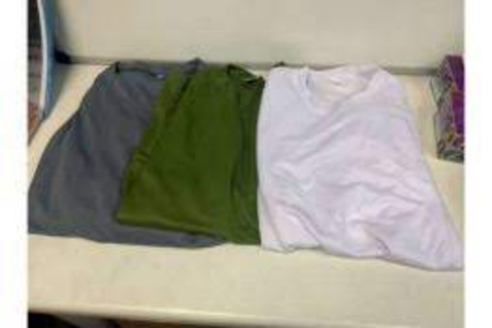 40 X BRAND NEW ASSORTED MESH SPORTS T SHIRTS IN VARIOUS COLOURS AND SIZES R17