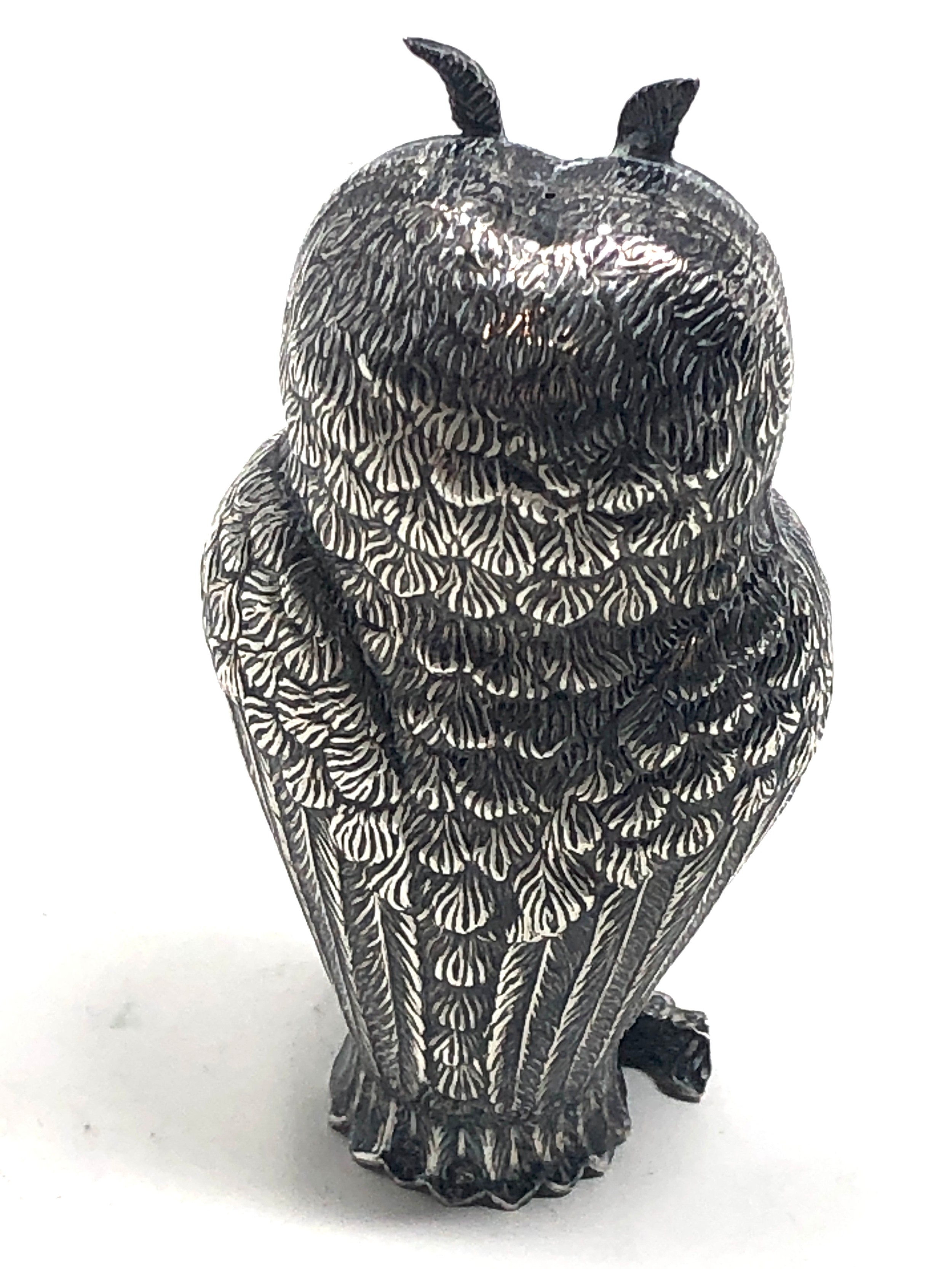 Antique novelty silver owl pepper green glass eyes measures approx 8.5cm tall - Image 4 of 6