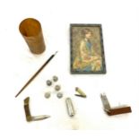 Tray of collectable items to include horn beaker, writing pen, thimbles, pocket knifes, framed print