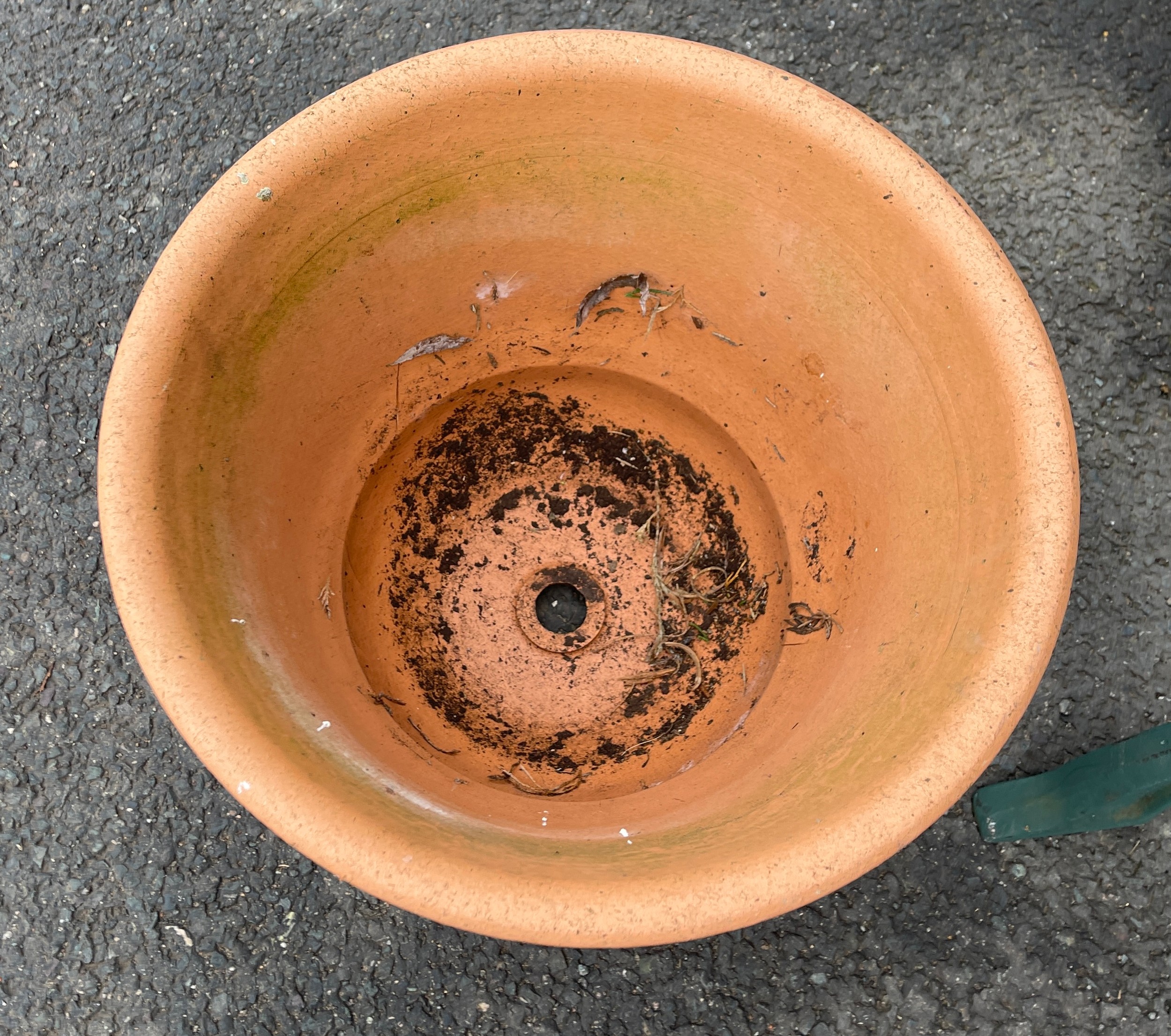 Large terracotta planter, approximate measurements Height 14 inches, Diameter 16 inches - Bild 2 aus 2