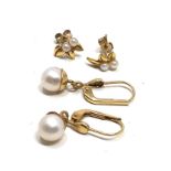 2 x 9ct gold vintage pearl paired earrings (2.2g)
