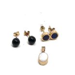 3 x 9ct gold vintage gemstone paired stud earrings & pendant inc. Lapis lazuli, onyx and opal (1.8g)