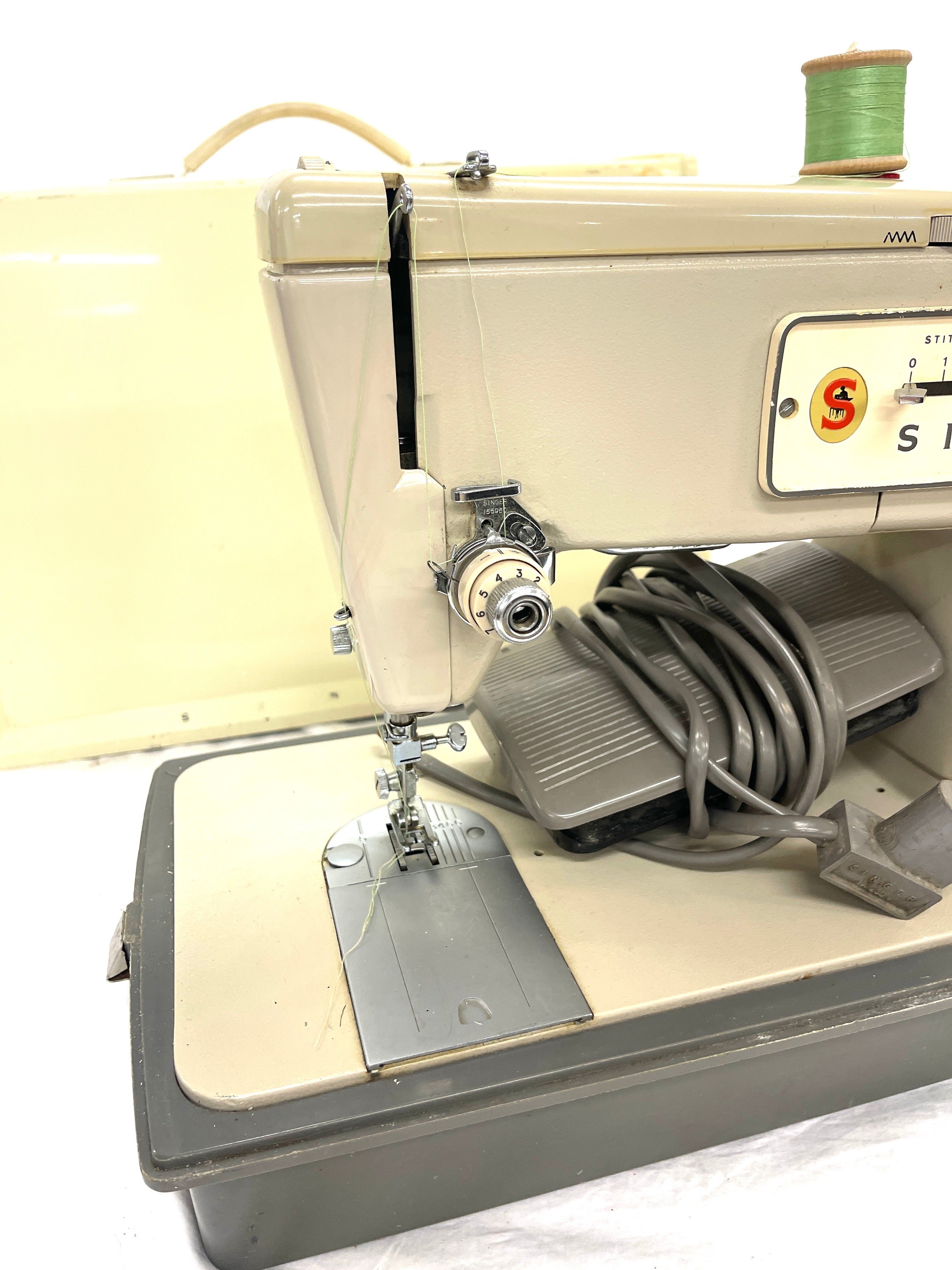 1960s cased singer zig zag model 457 sewing machine - Image 3 of 4