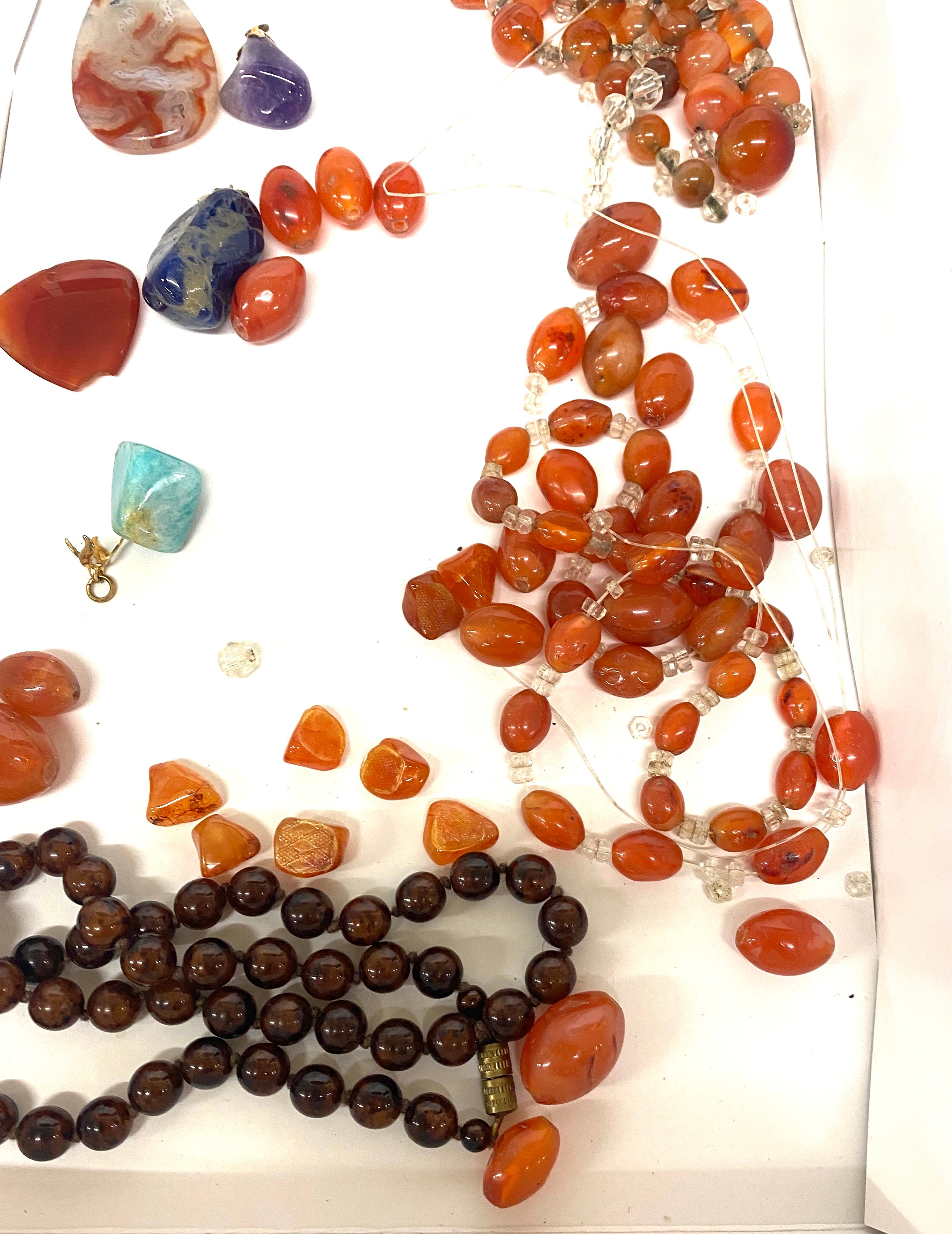 Ladies amber and agate vintage necklaces, both in need of repair, stone pendants - Image 2 of 5