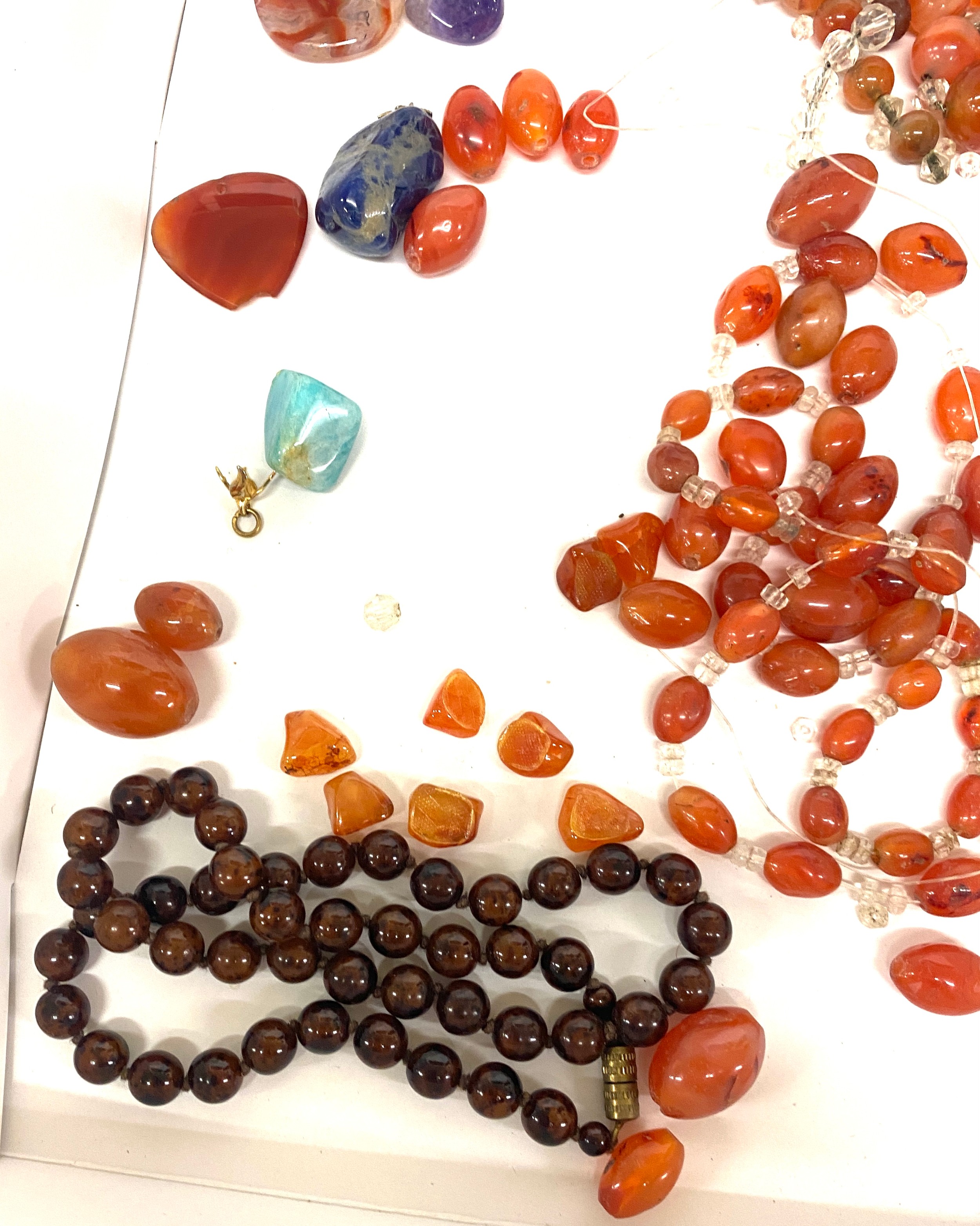 Ladies amber and agate vintage necklaces, both in need of repair, stone pendants - Image 3 of 5