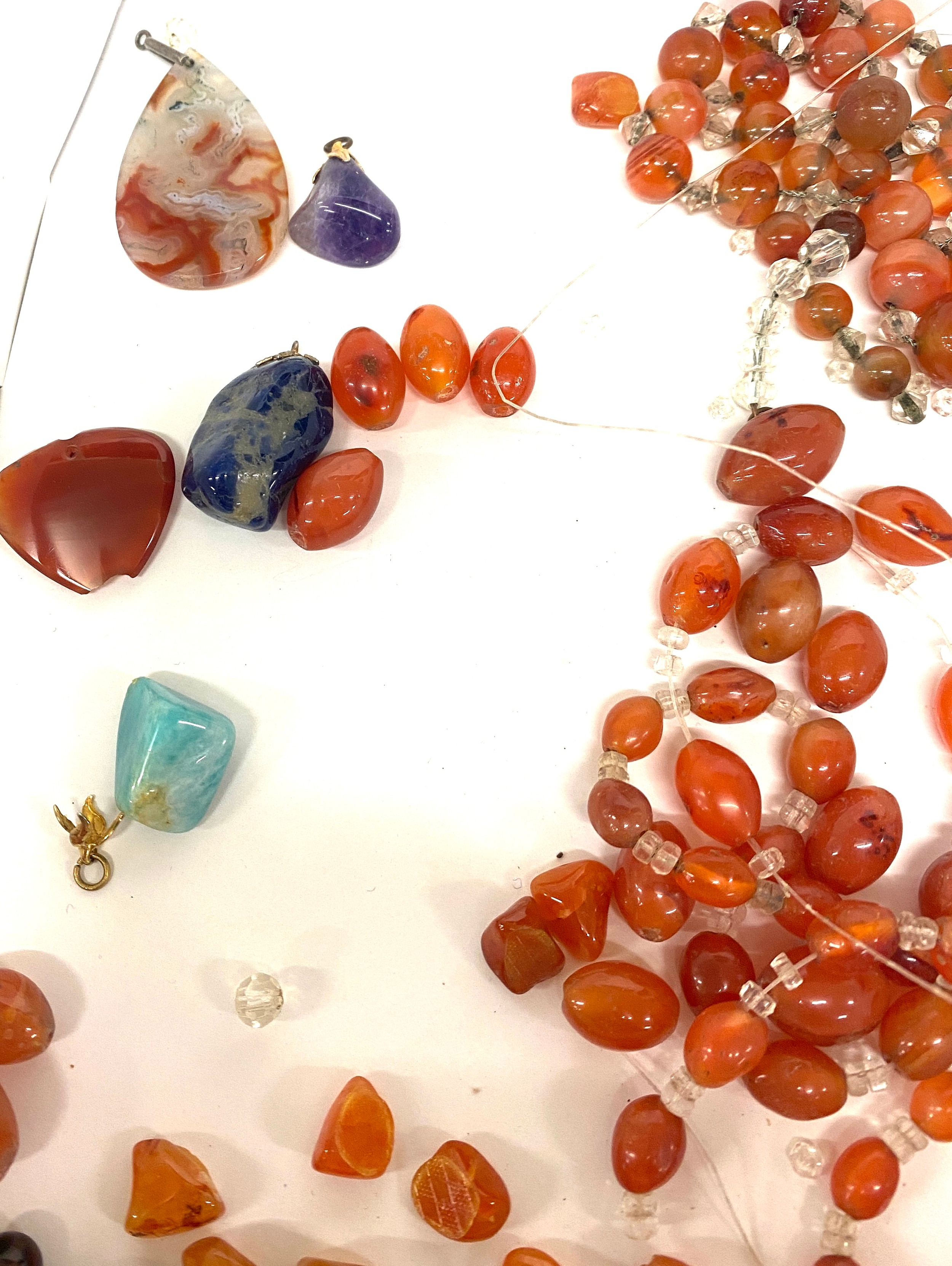 Ladies amber and agate vintage necklaces, both in need of repair, stone pendants - Image 4 of 5