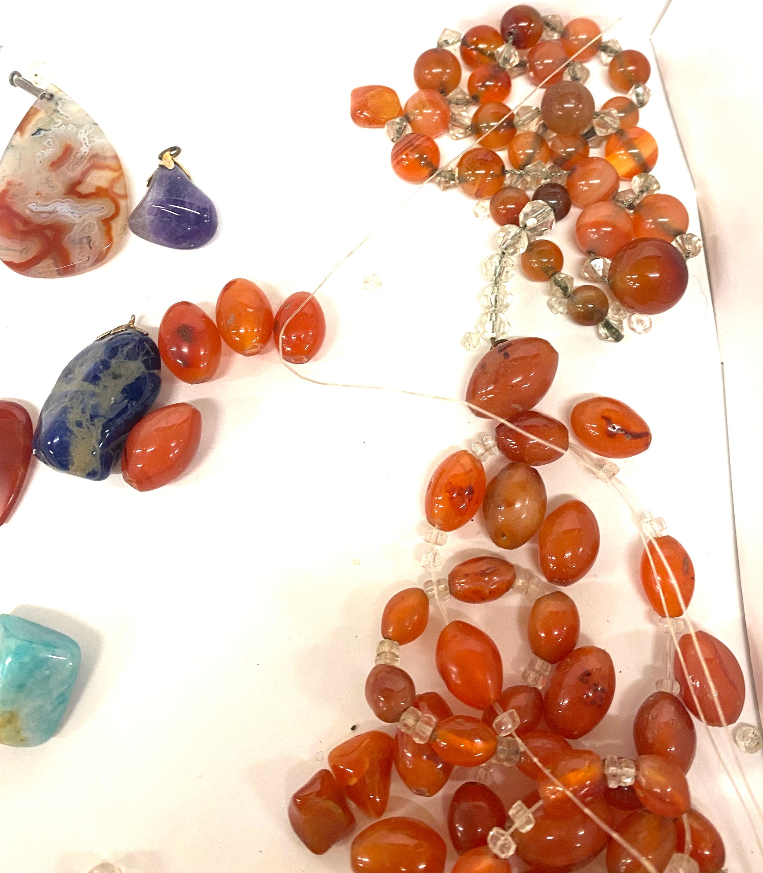 Ladies amber and agate vintage necklaces, both in need of repair, stone pendants - Image 5 of 5