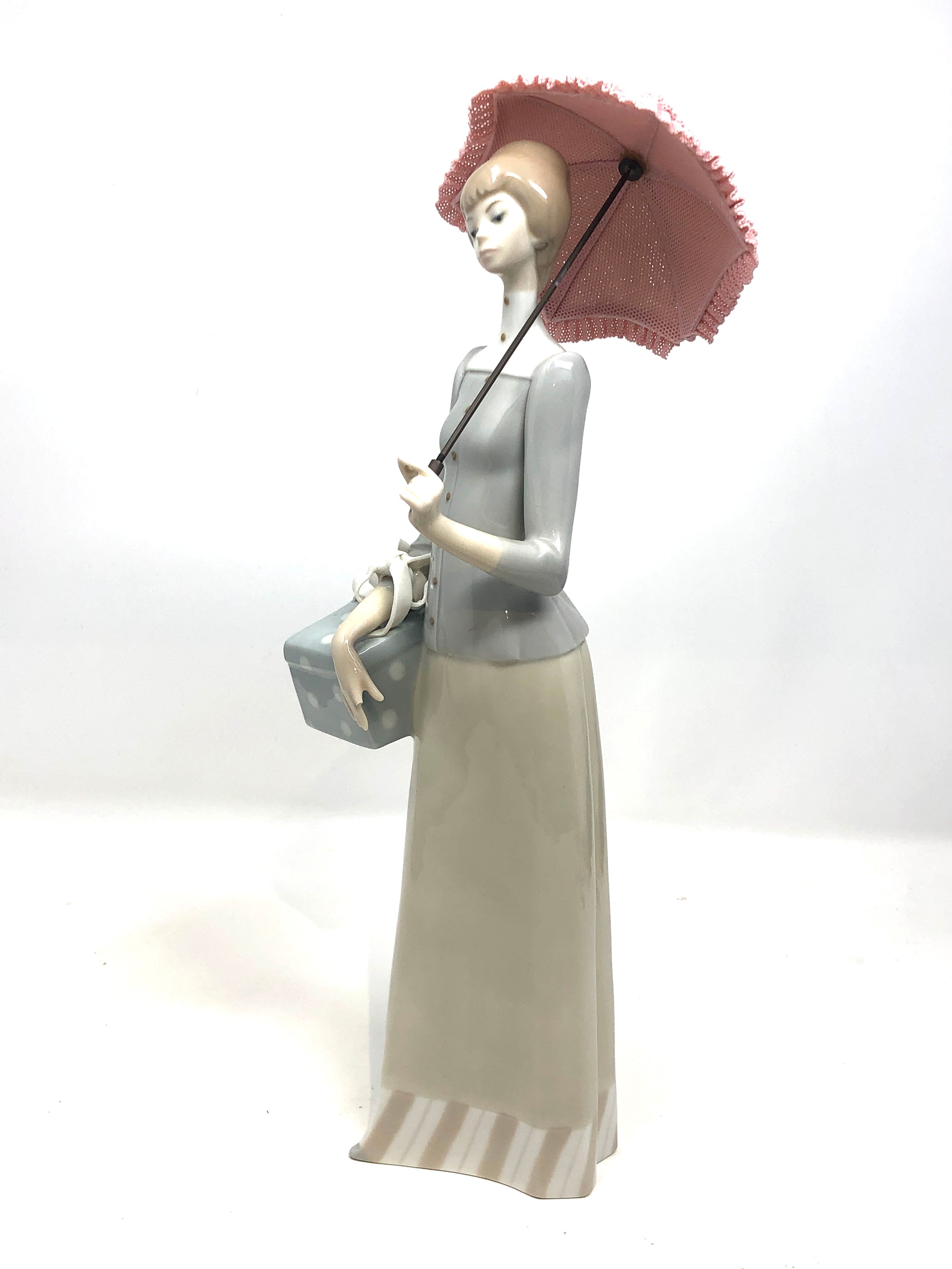 large lladro girl under umbrella figure measures approx 34cm high part of finger missing - Bild 4 aus 4