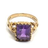 9ct gold vintage amethyst cocktail ring (3.8g), stone is chipped