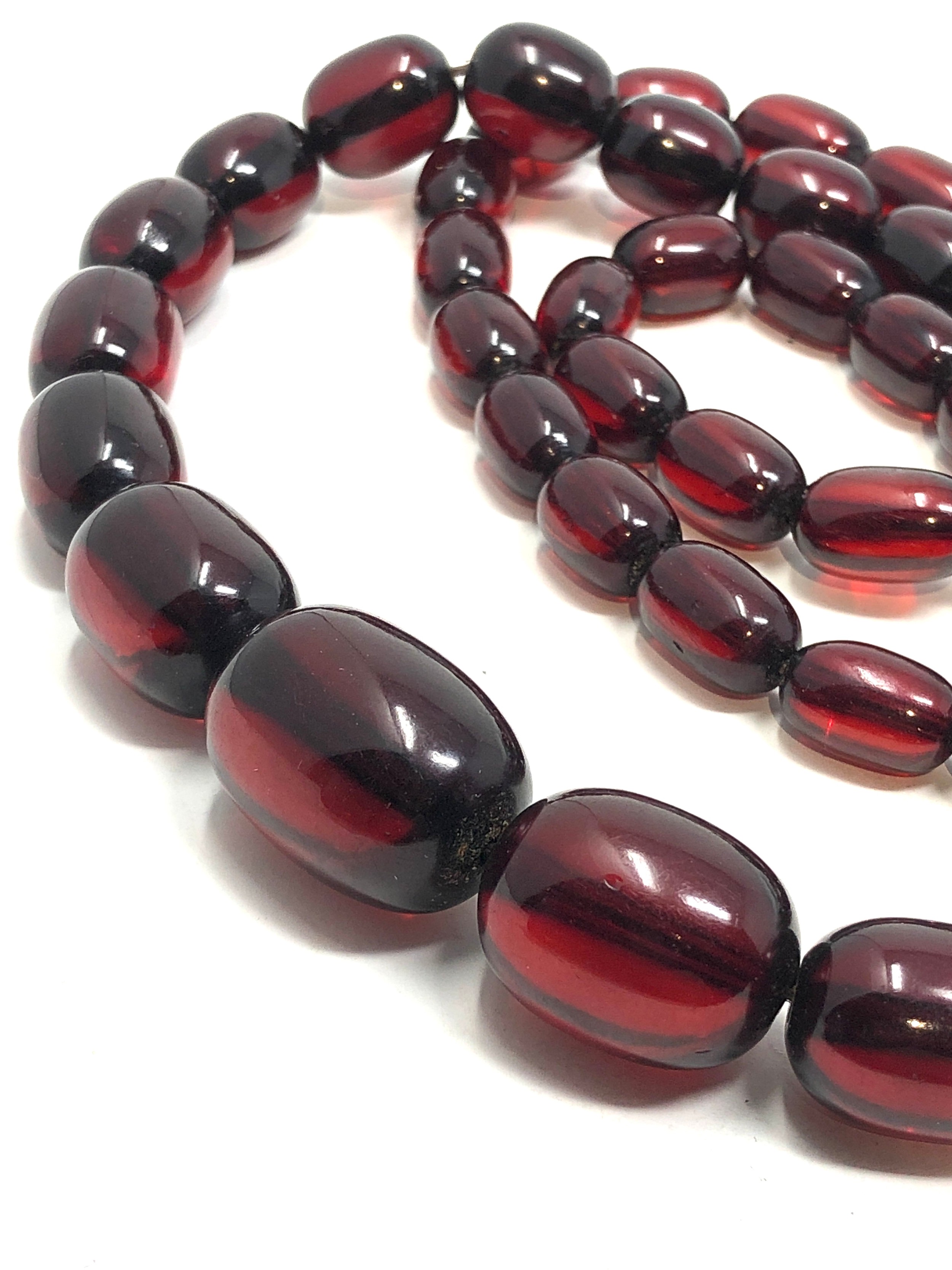 Antique prystal cherry bakelite bead graduated necklace (107g) - Image 2 of 3