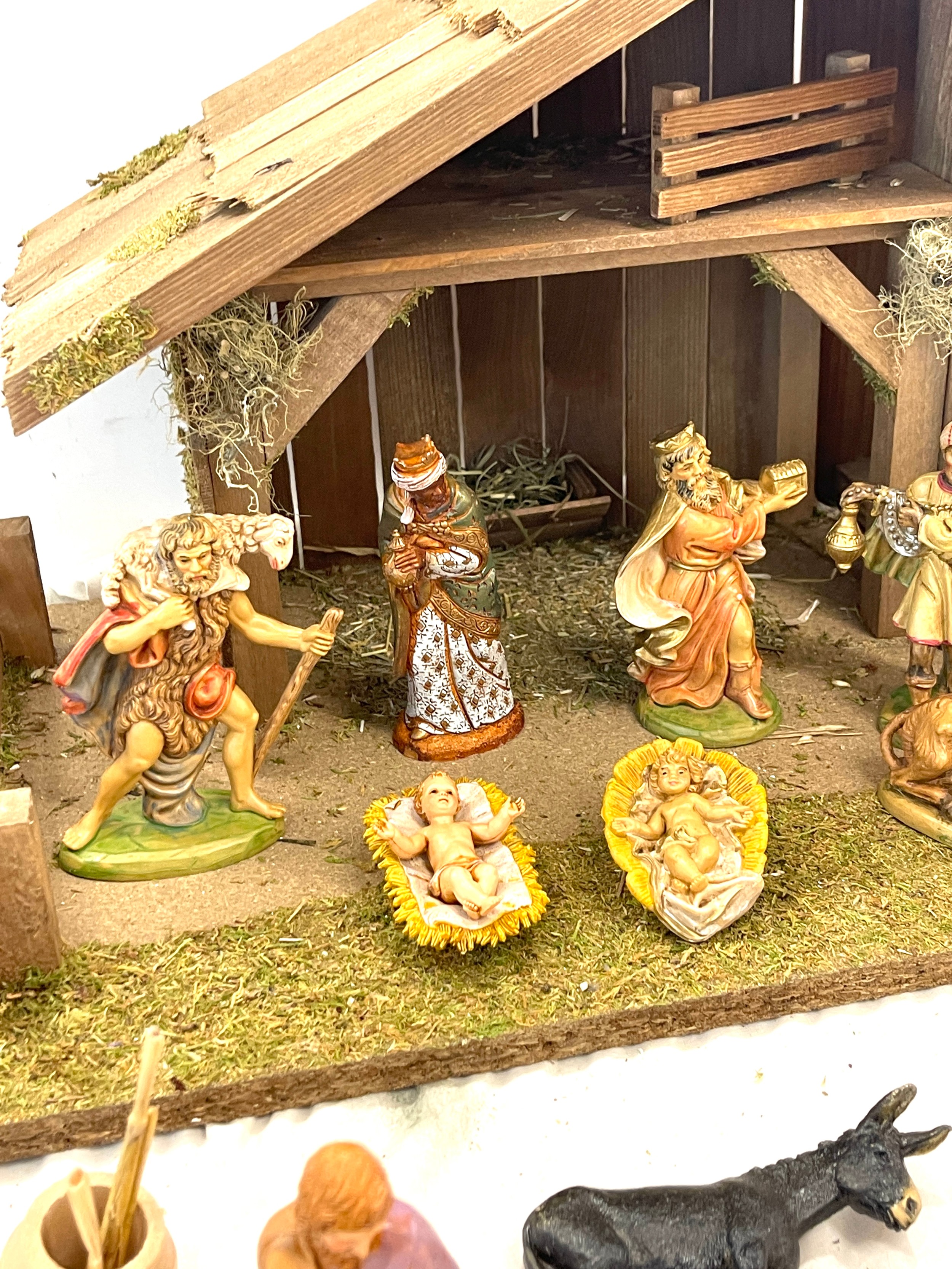 Handmade stable / manger with biblical figures, nativity scene figures by maker Landi Italy , - Image 5 of 6