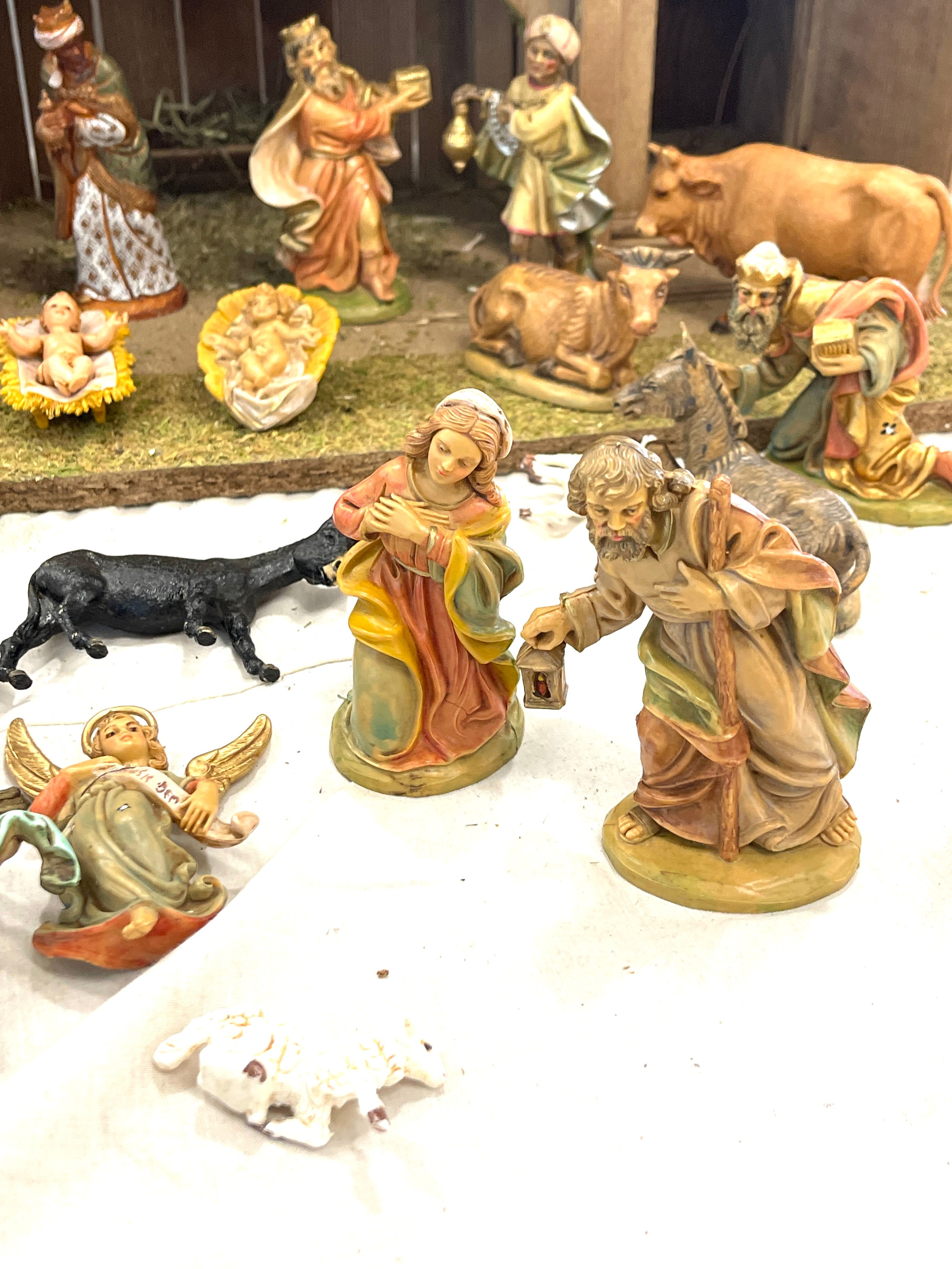 Handmade stable / manger with biblical figures, nativity scene figures by maker Landi Italy , - Image 3 of 6