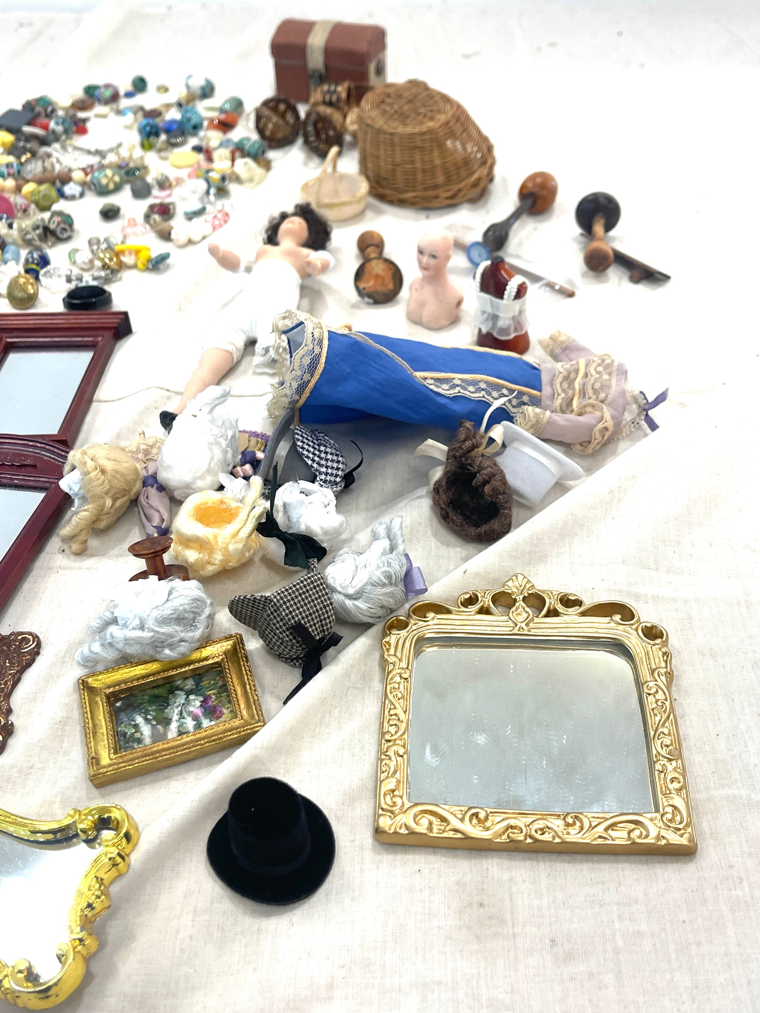 Selection of dolls house accessories, to include dolls, mirrors, pictures etc - Image 2 of 5