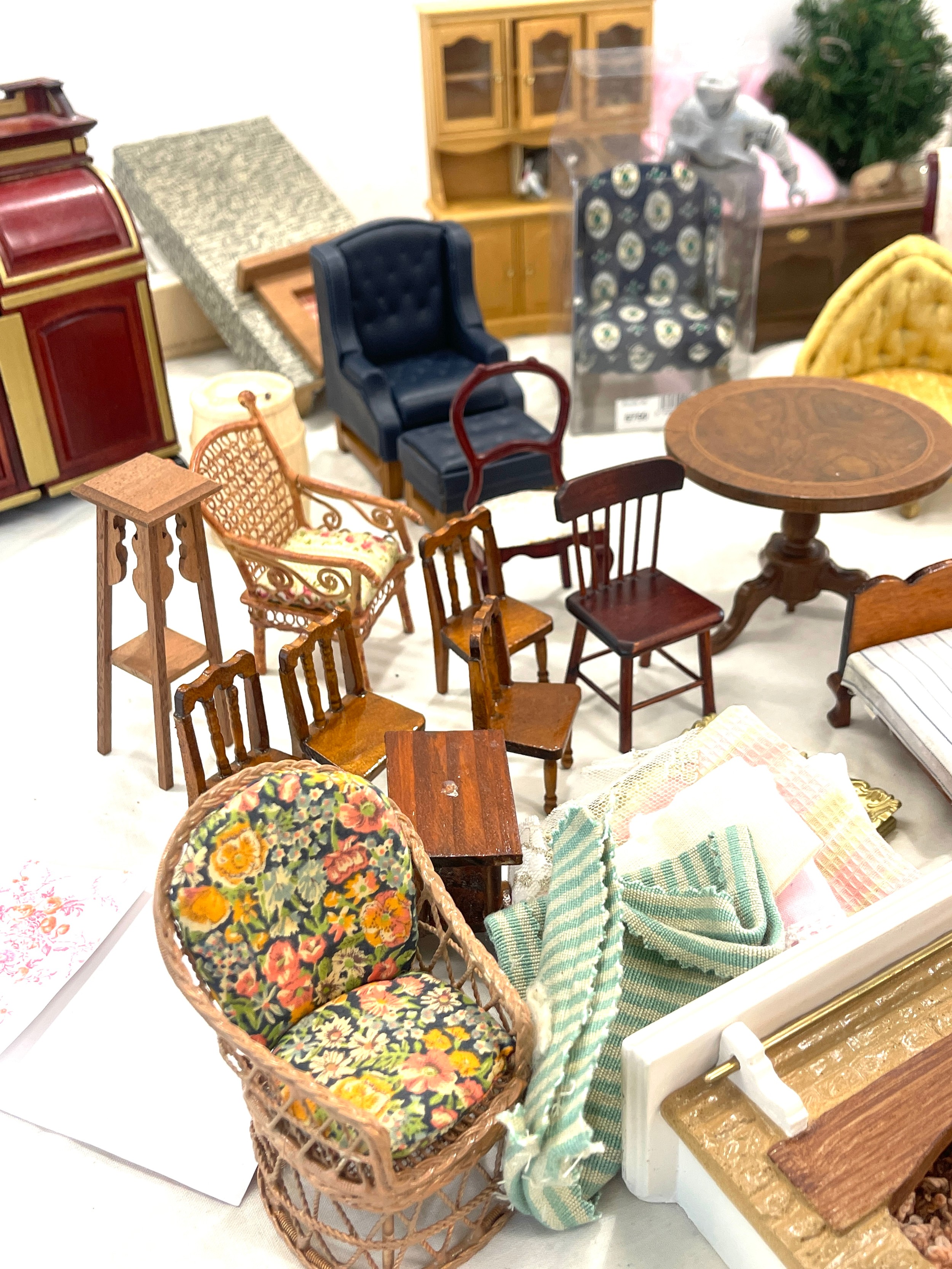 Large selection of dolls house furniture - Image 10 of 11